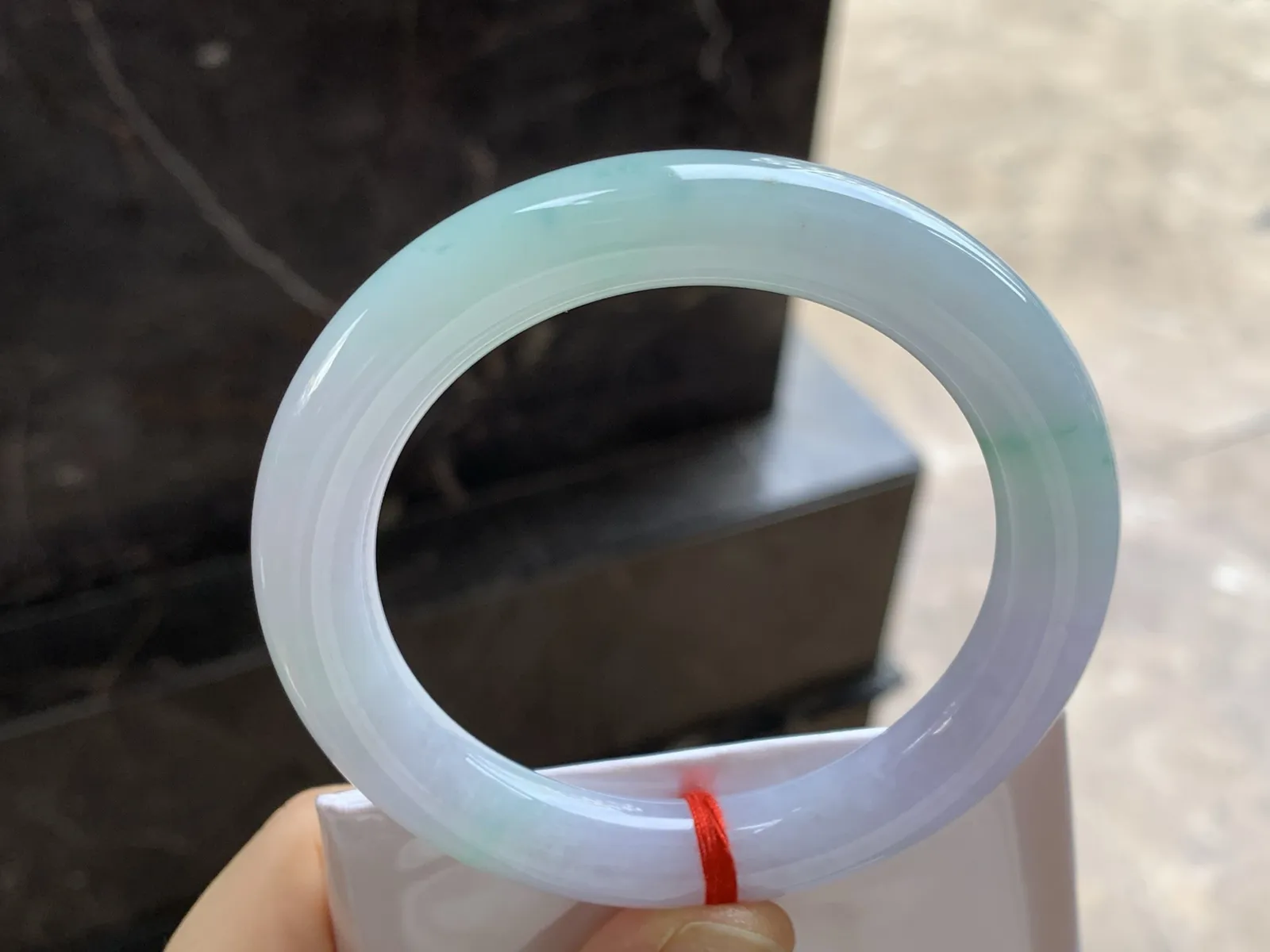 细糯种淡春彩圆条手镯
尺寸：56-10.8mm
肉质细腻干净～小清新