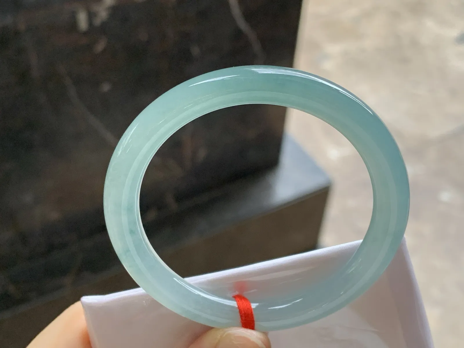 蓝水圆条手镯
尺寸：53.2-7.6-8mm
种水好 干净清秀