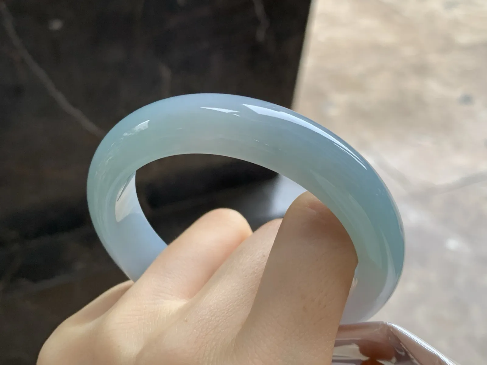 糯冰种蓝水手镯
尺寸：55.7-13-8.8mm
底子细腻干净～种好