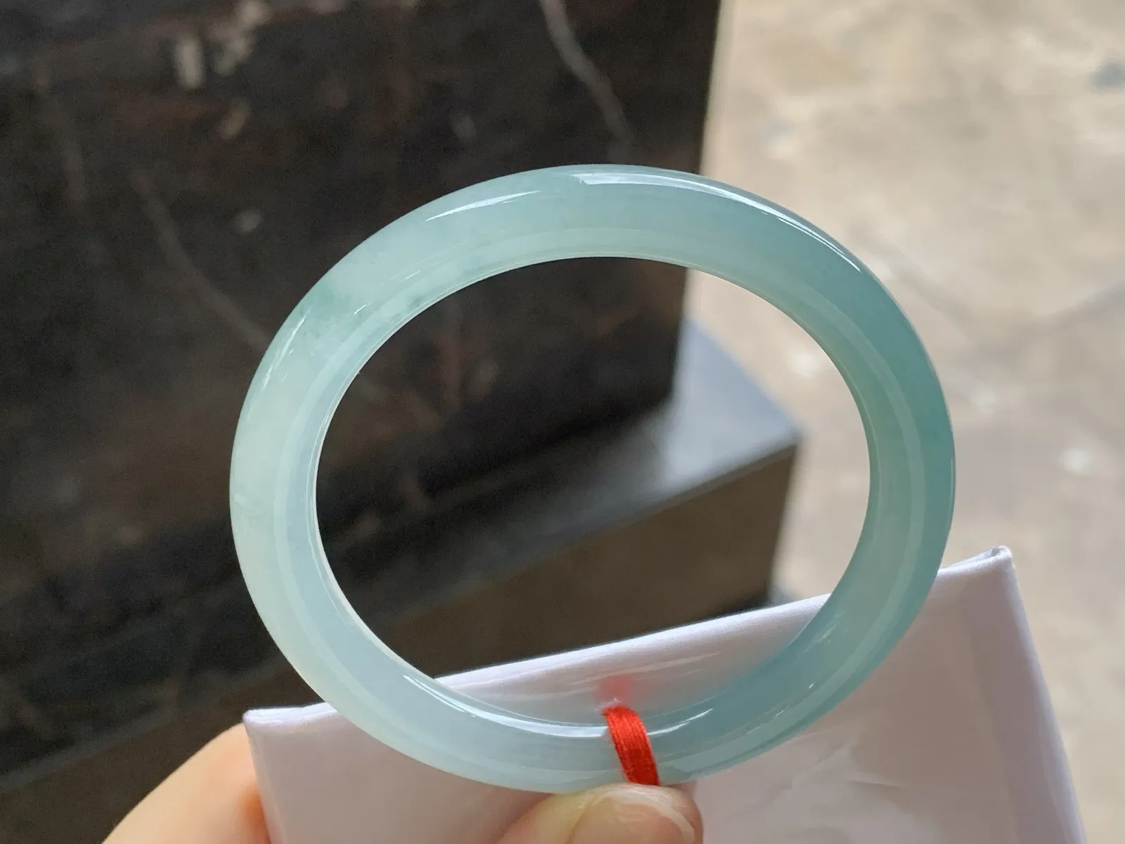 蓝水圆条手镯
尺寸：53.2-7.6-8mm
种水好 干净清秀