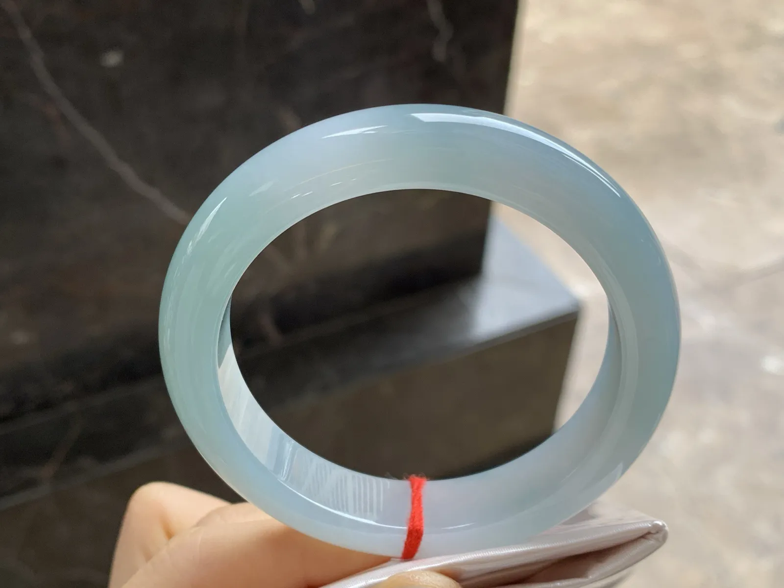 糯冰种手镯
尺寸：57-12.5-9mm
种水好 底子细腻干净