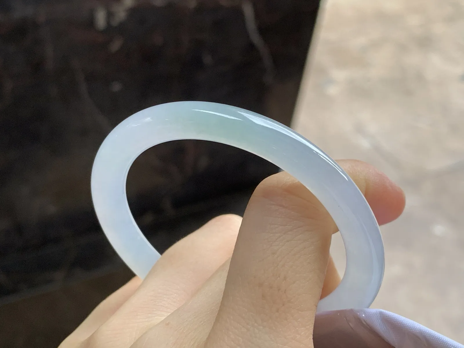 冰种圆条手镯
尺寸：52-7-7.7mm
种水好 小清新