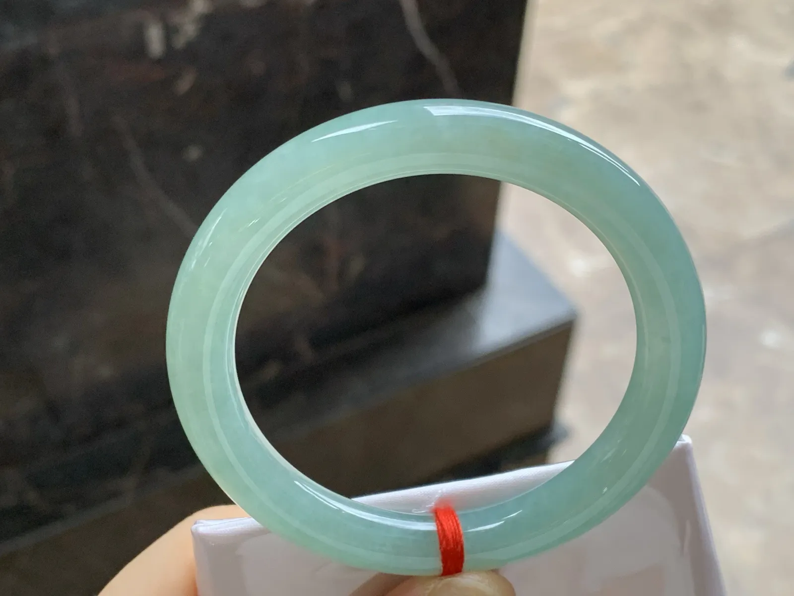 晴绿圆条手镯
尺寸：53.4-9.1-9mm
水润十足～底色浓郁漂亮