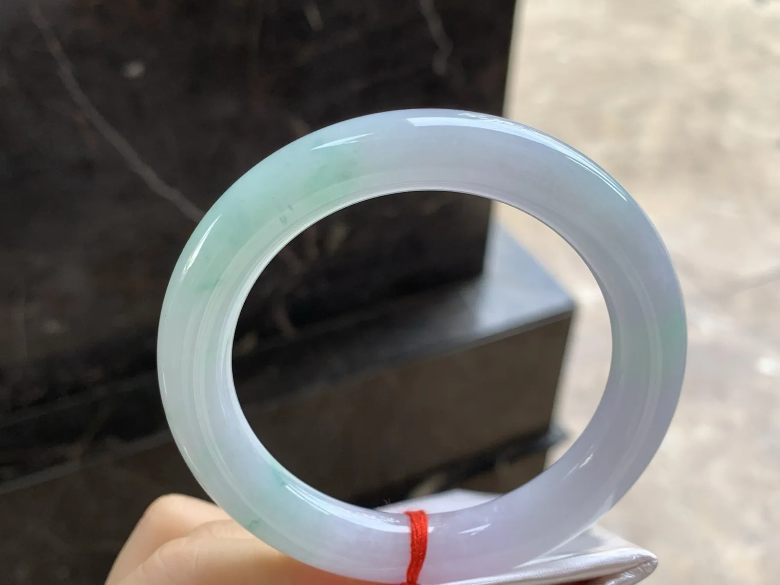 细糯种淡春彩圆条手镯
尺寸：56-10.8mm
肉质细腻干净～小清新