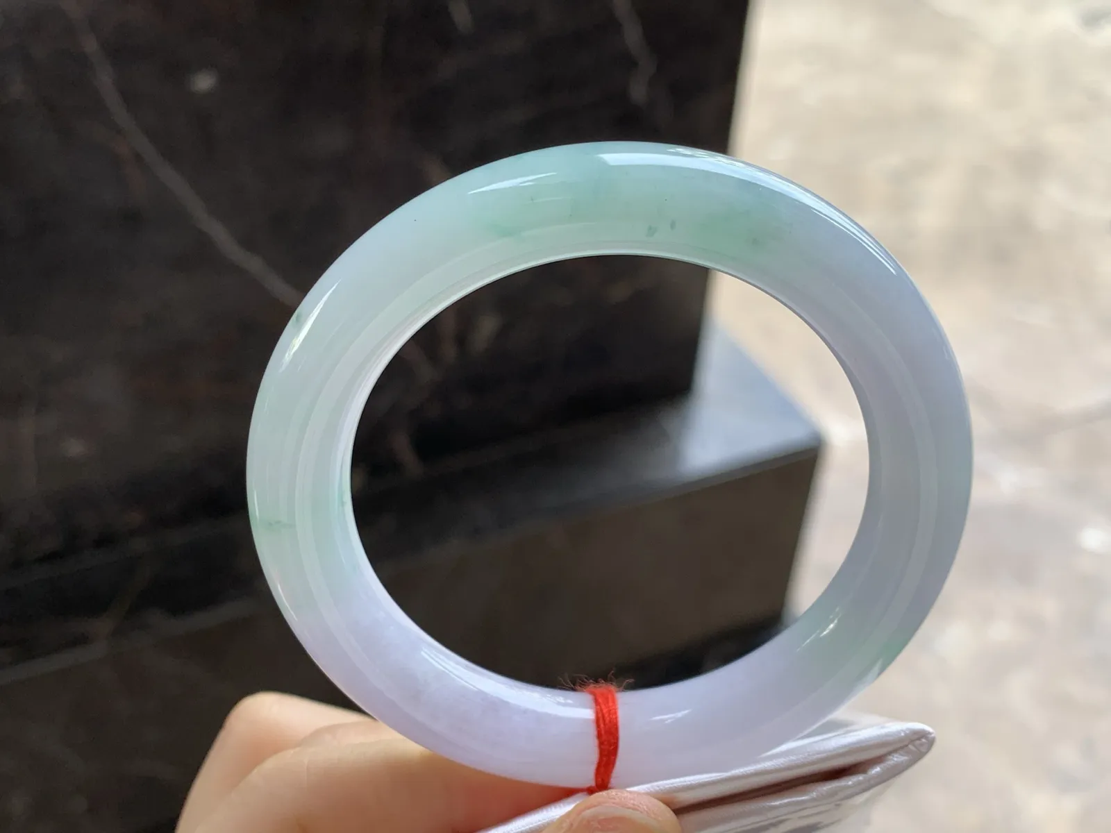 细糯种淡春彩圆条手镯
尺寸：56-10.8mm
肉质细腻干净～小清新