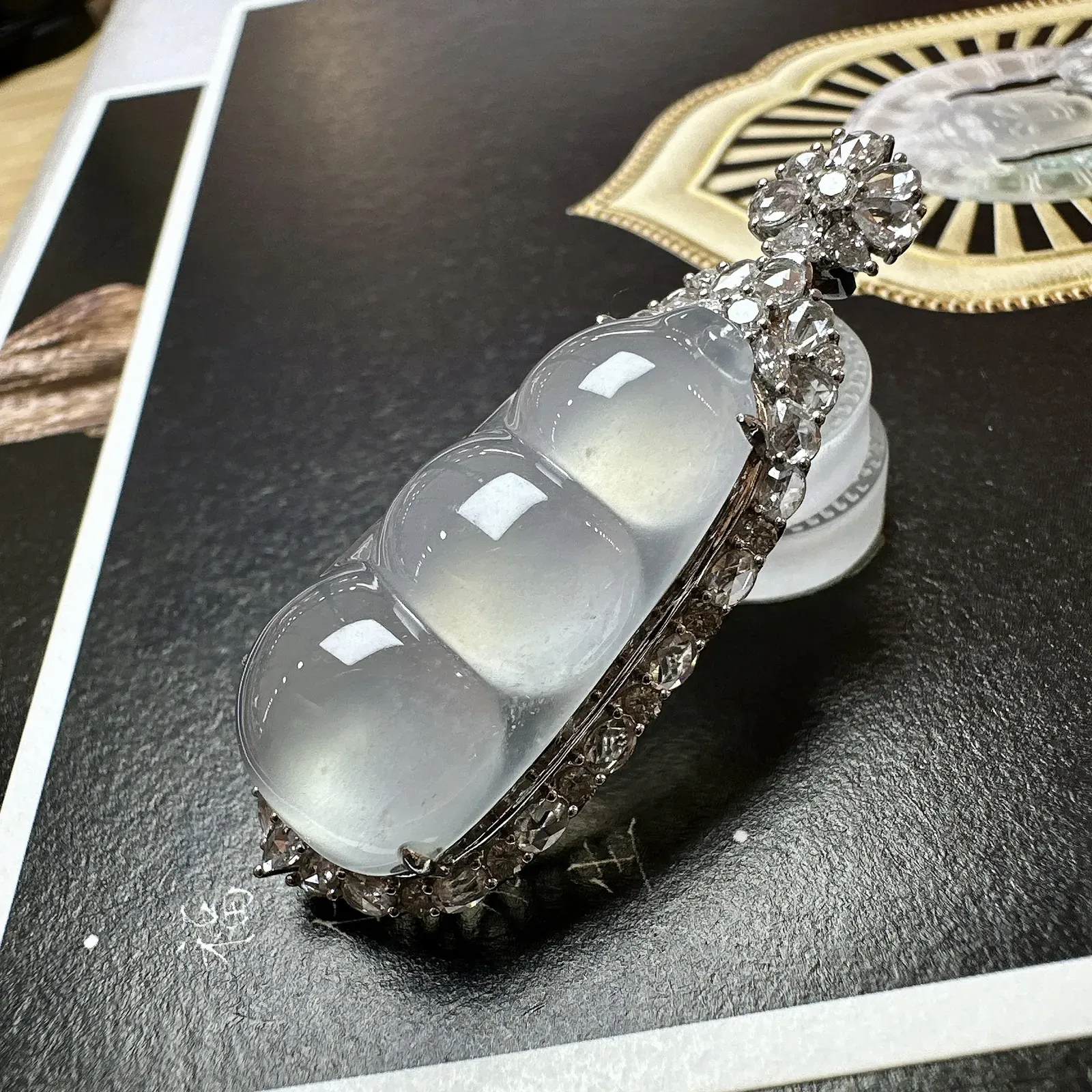 【冰种福豆吊坠】老坑雪花棉精品，起钢光，种地上乘，冰感十足，通透起光，饱满圆润，18k金钻镶嵌，裸石尺寸31.2*15*6.2毫米。