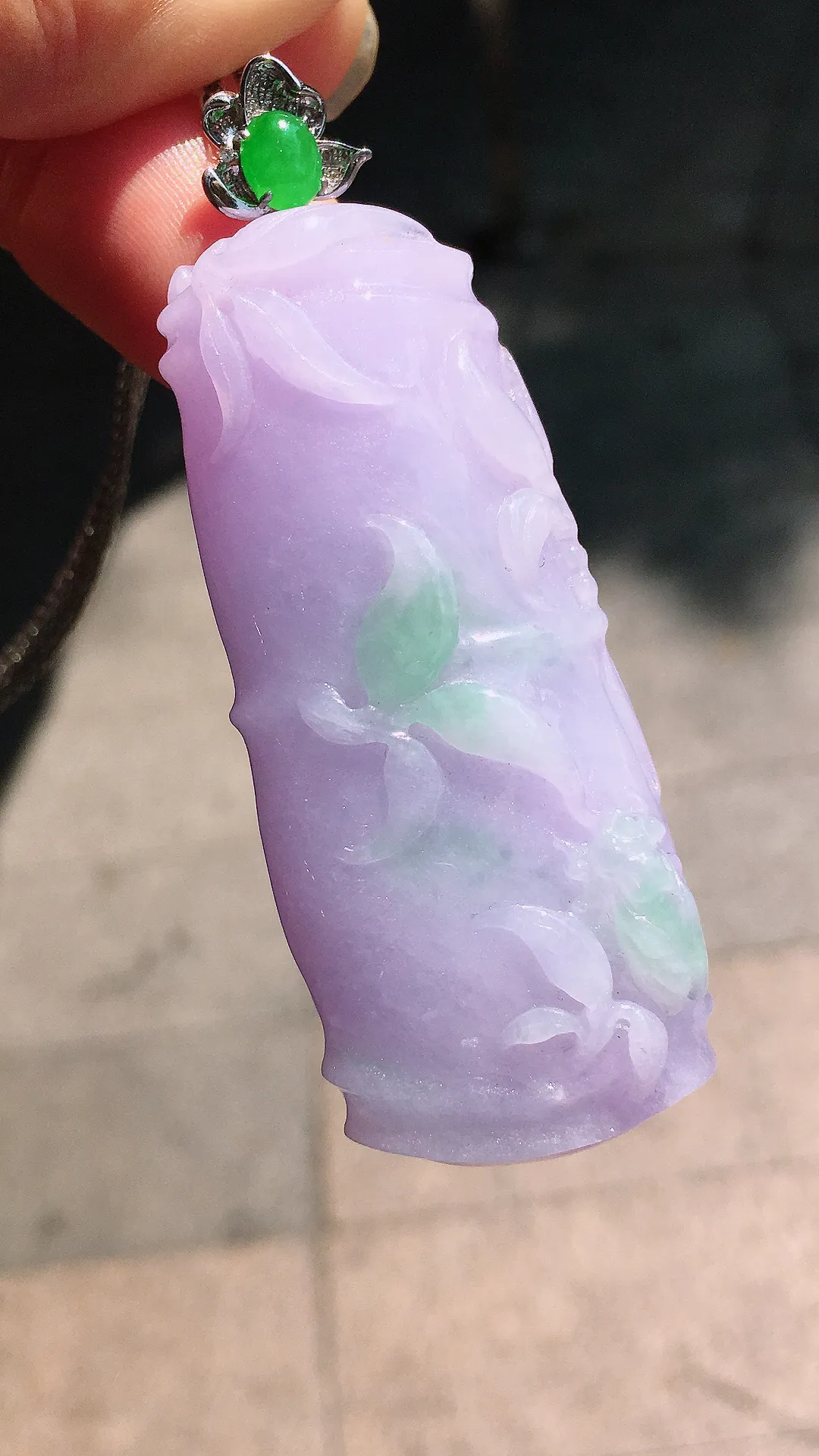 紫罗兰春彩【节节高升】吊坠，色泽艳丽，玉质细腻，饱满圆润，尽显优雅气质，18k
金豪华镶嵌