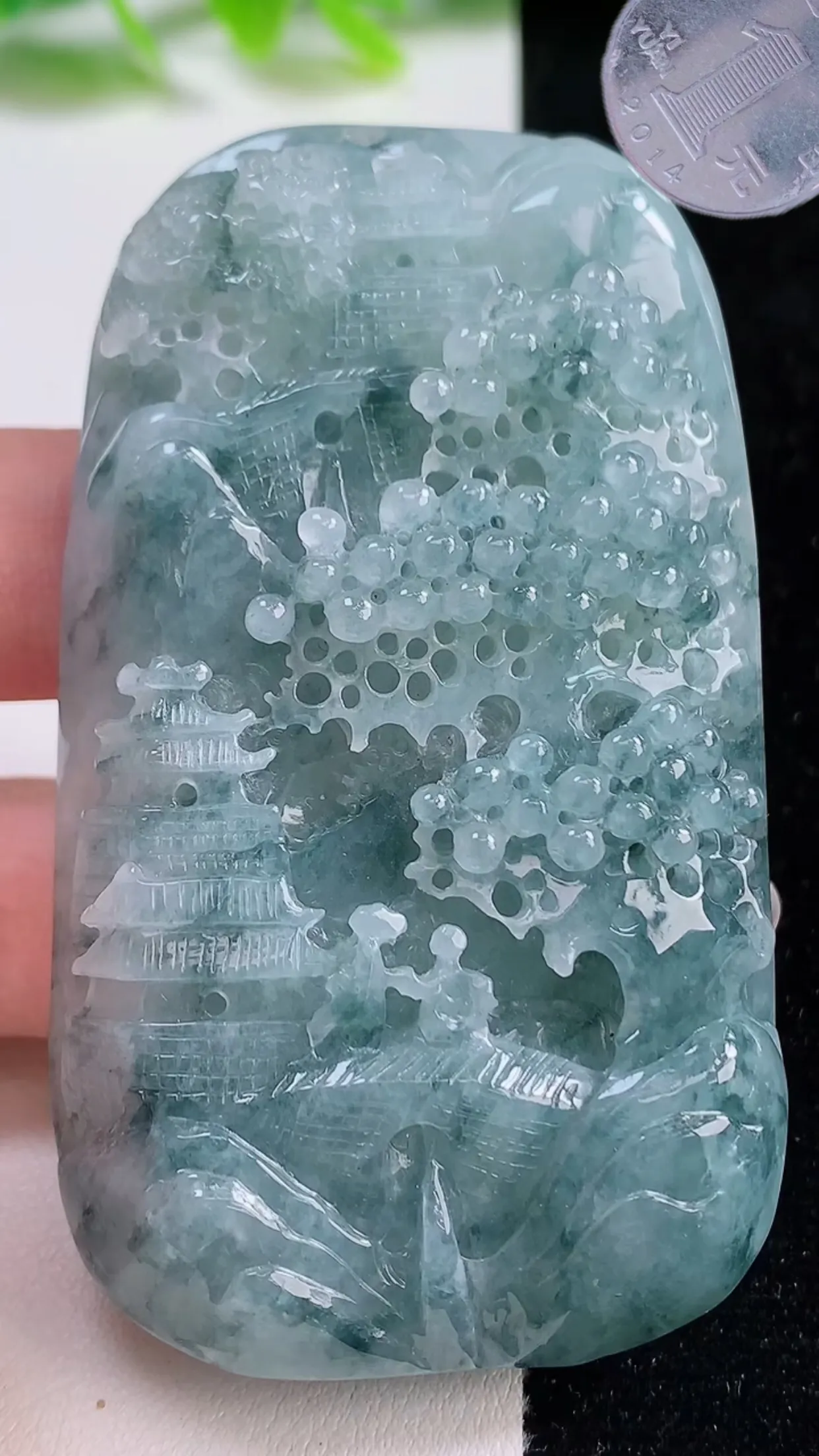 缅甸天然翡翠a货 老坑料起胶冰润 飘花意境山水牌吊坠，尺寸72-42-12.7mm  y  82.56