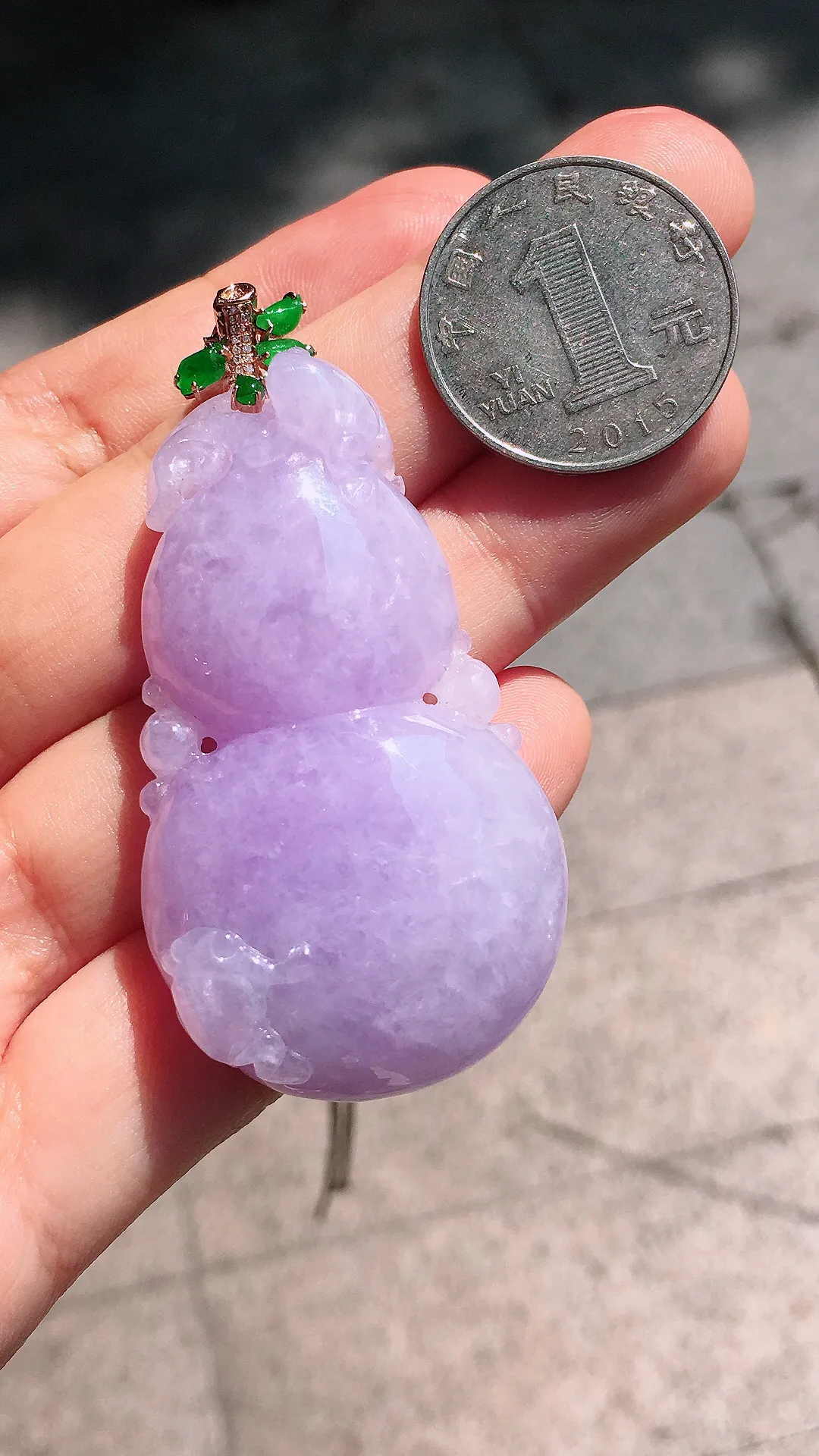 紫罗兰葫芦吊坠，色泽均匀艳丽，玉质细腻，饱满圆润，尽显优雅气质，18k
金豪华镶嵌
