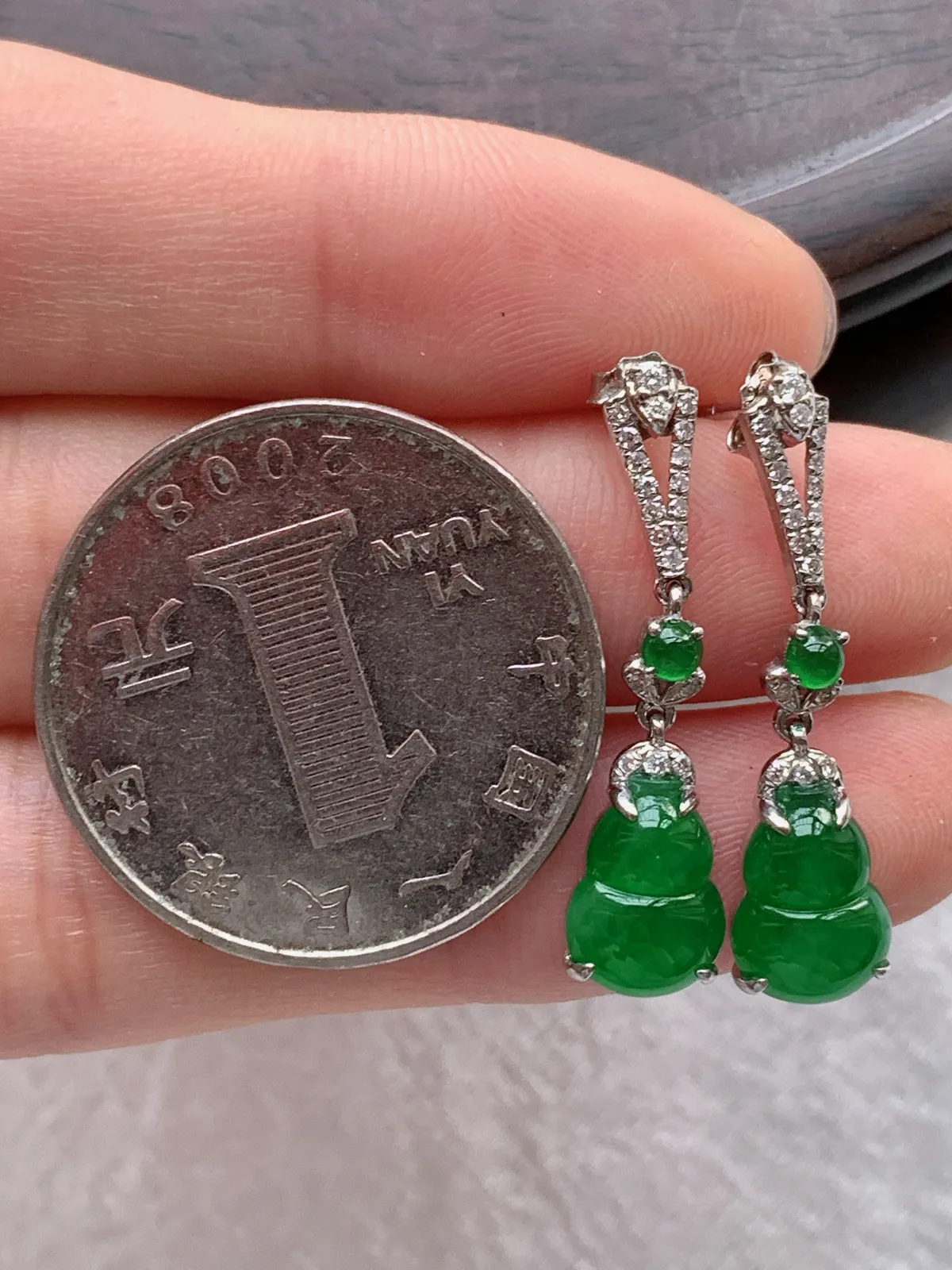 翡翠a货18k金冰种满绿葫芦耳钉，尺寸9.9-7-3.8，重量:2.73g