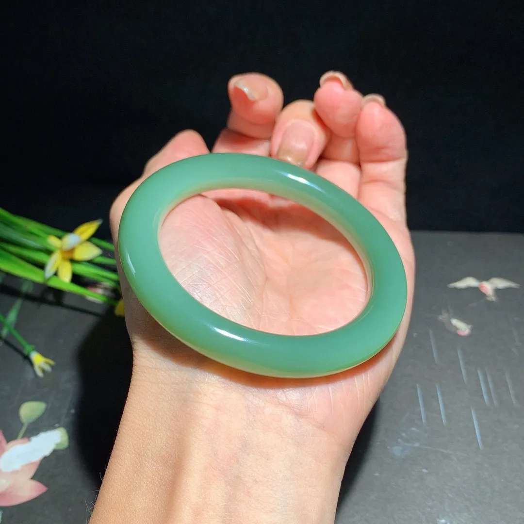 珍藏品，粉青色！和田玉53圈口冰底起荧光粉青圆条手镯，玉质细腻油润 底色纯净 无裂无杂 无结构 脂粉好，品质好。