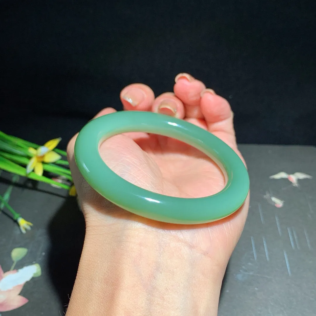 珍藏品，粉青色！和田玉53圈口冰底起荧光粉青圆条手镯，玉质细腻油润 底色纯净 无裂无杂 无结构 脂粉好，品质好。