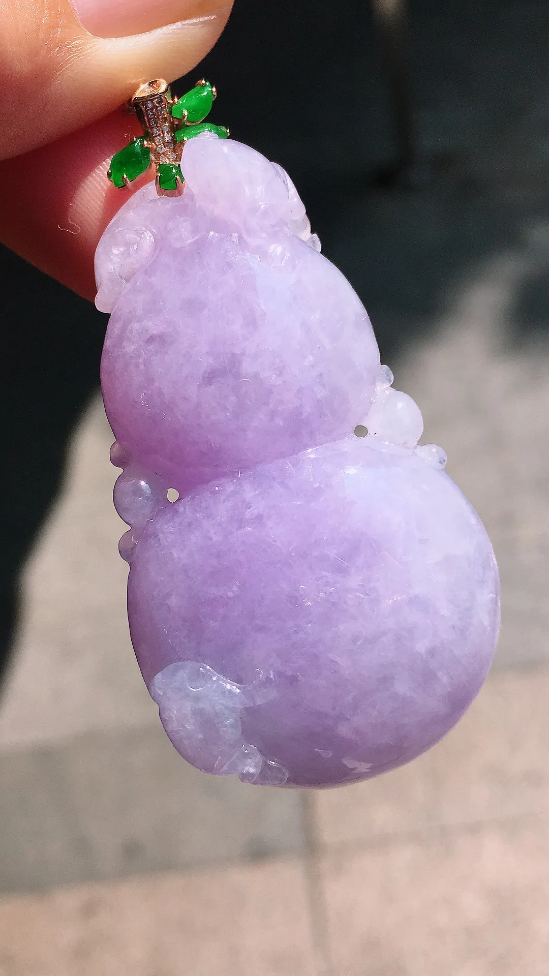 紫罗兰葫芦吊坠，色泽均匀艳丽，玉质细腻，饱满圆润，尽显优雅气质，18k
金豪华镶嵌