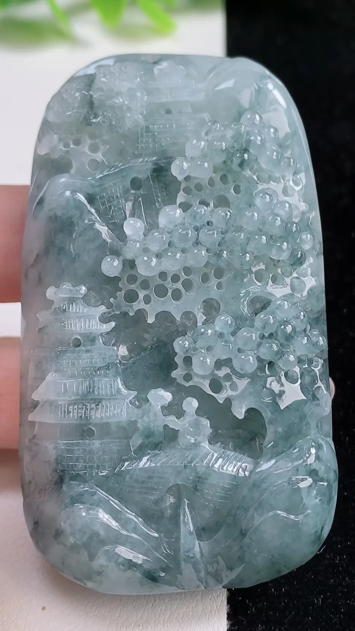 缅甸天然翡翠a货 老坑料起胶冰润 飘花意境山水牌吊坠，尺寸72-42-12.7mm  y  82.56