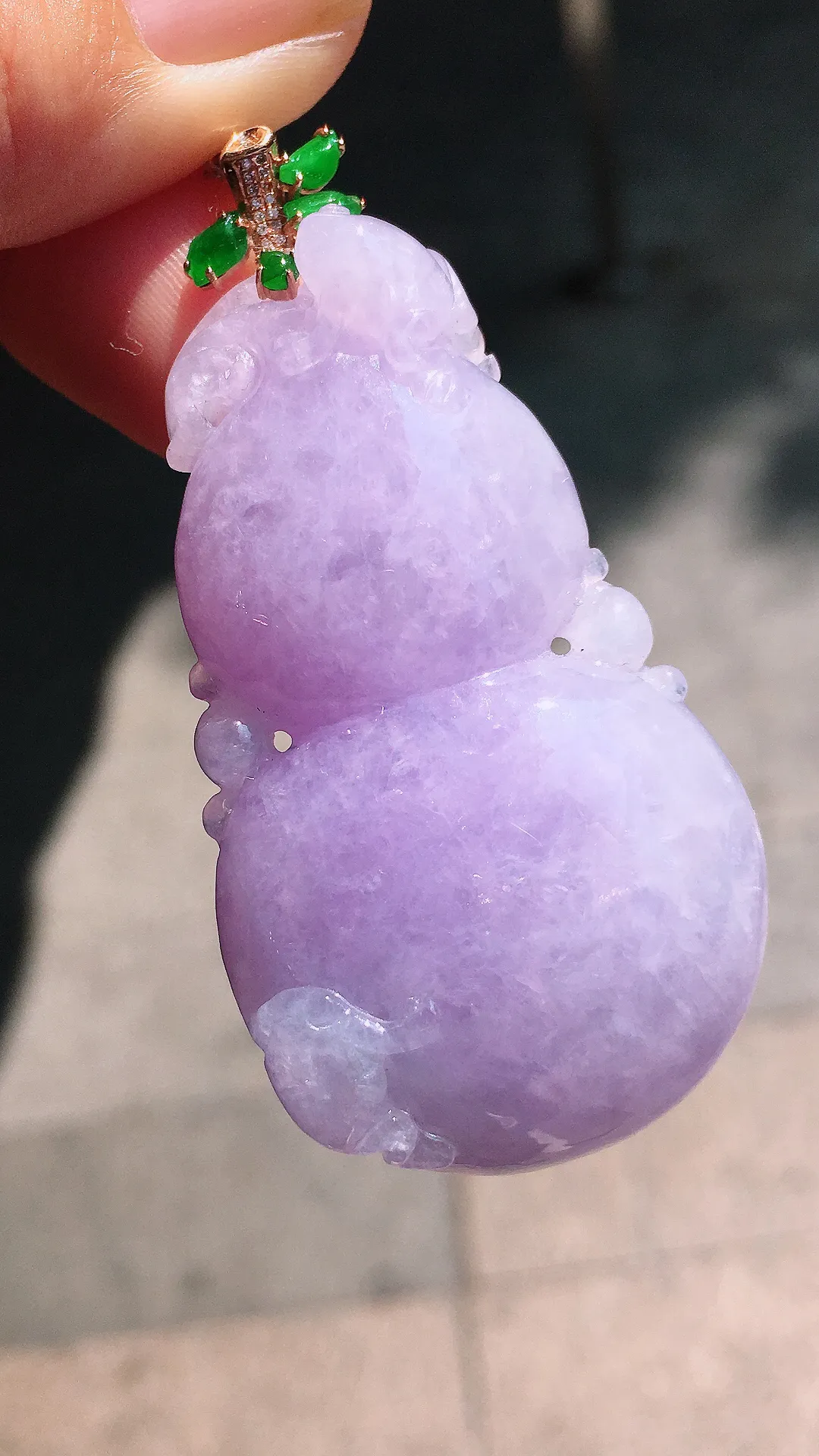 紫罗兰葫芦吊坠，色泽均匀艳丽，玉质细腻，饱满圆润，尽显优雅气质，18k
金豪华镶嵌