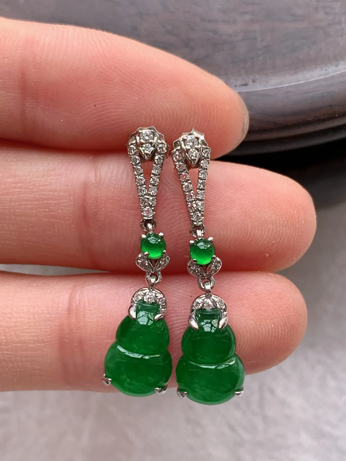 翡翠a货18k金冰种满绿葫芦耳钉，尺寸9.9-7-3.8，重量:2.73g