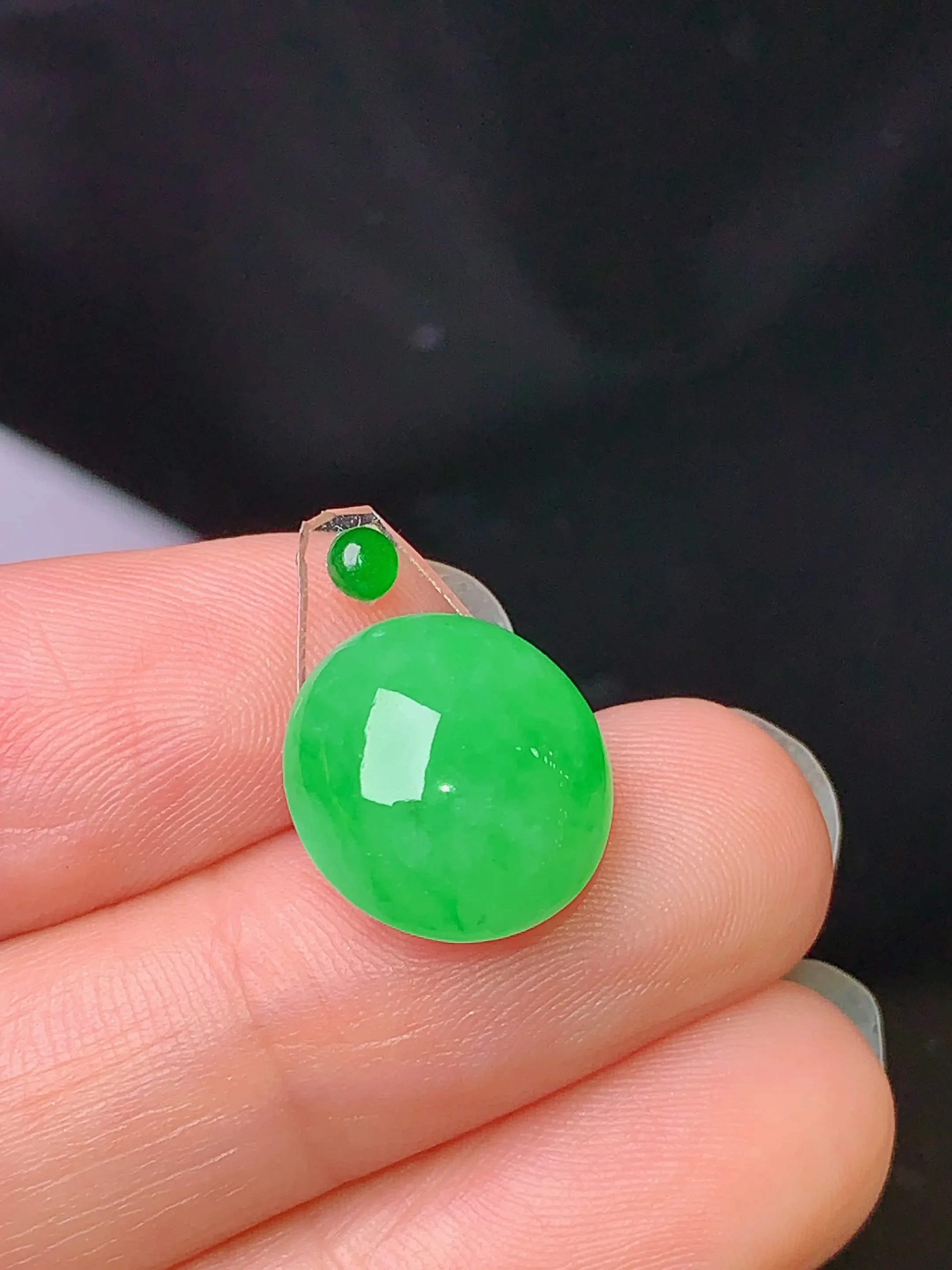 镶嵌款 满绿蛋面吊坠 玉质细腻 色泽艳丽  整体尺寸11*12.2*4.6