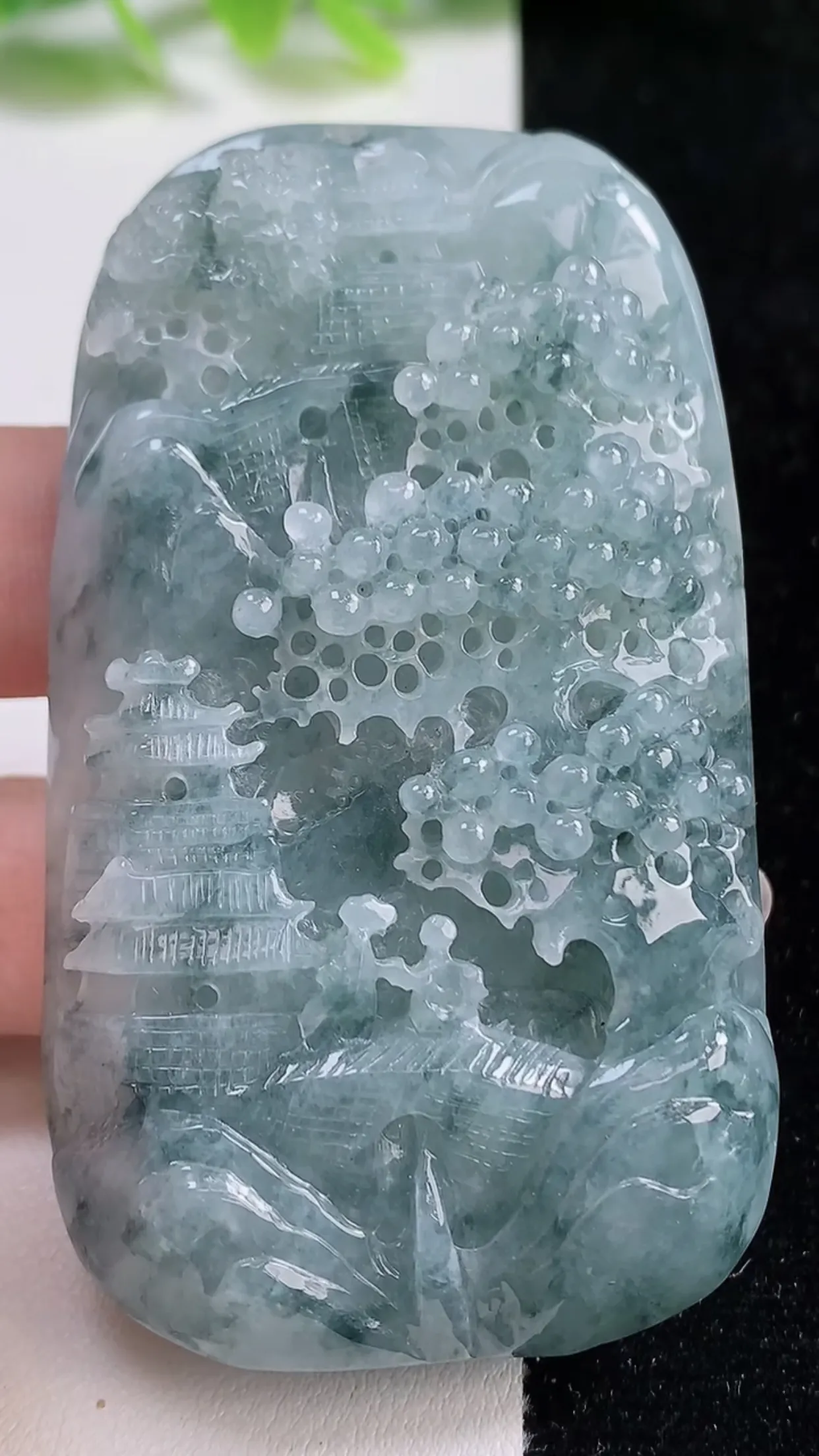 缅甸天然翡翠a货 老坑料起胶冰润 飘花意境山水牌吊坠，尺寸72-42-12.7mm  y  82.5