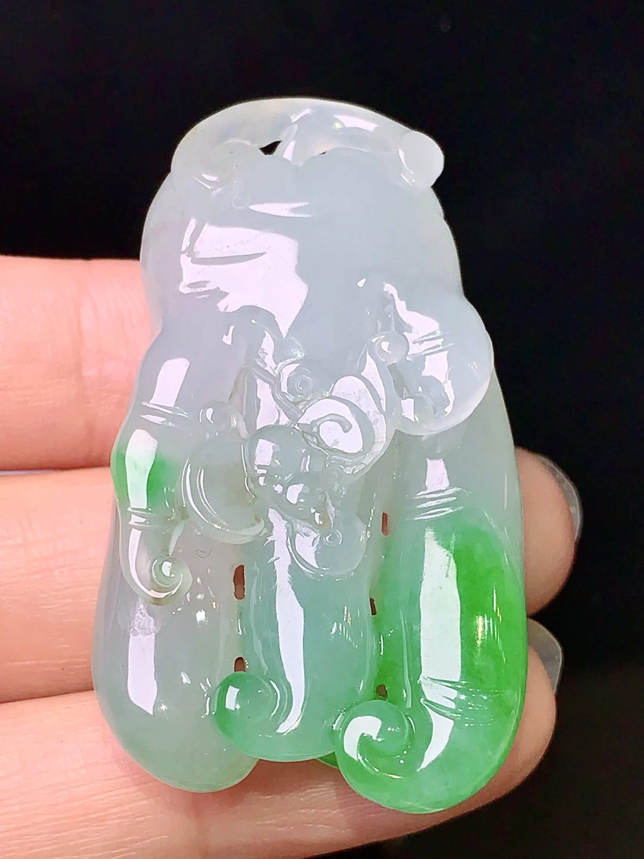 飘绿佛手瓜吊坠 玉质细腻 色泽艳丽 整体尺寸50.2*28*11.8