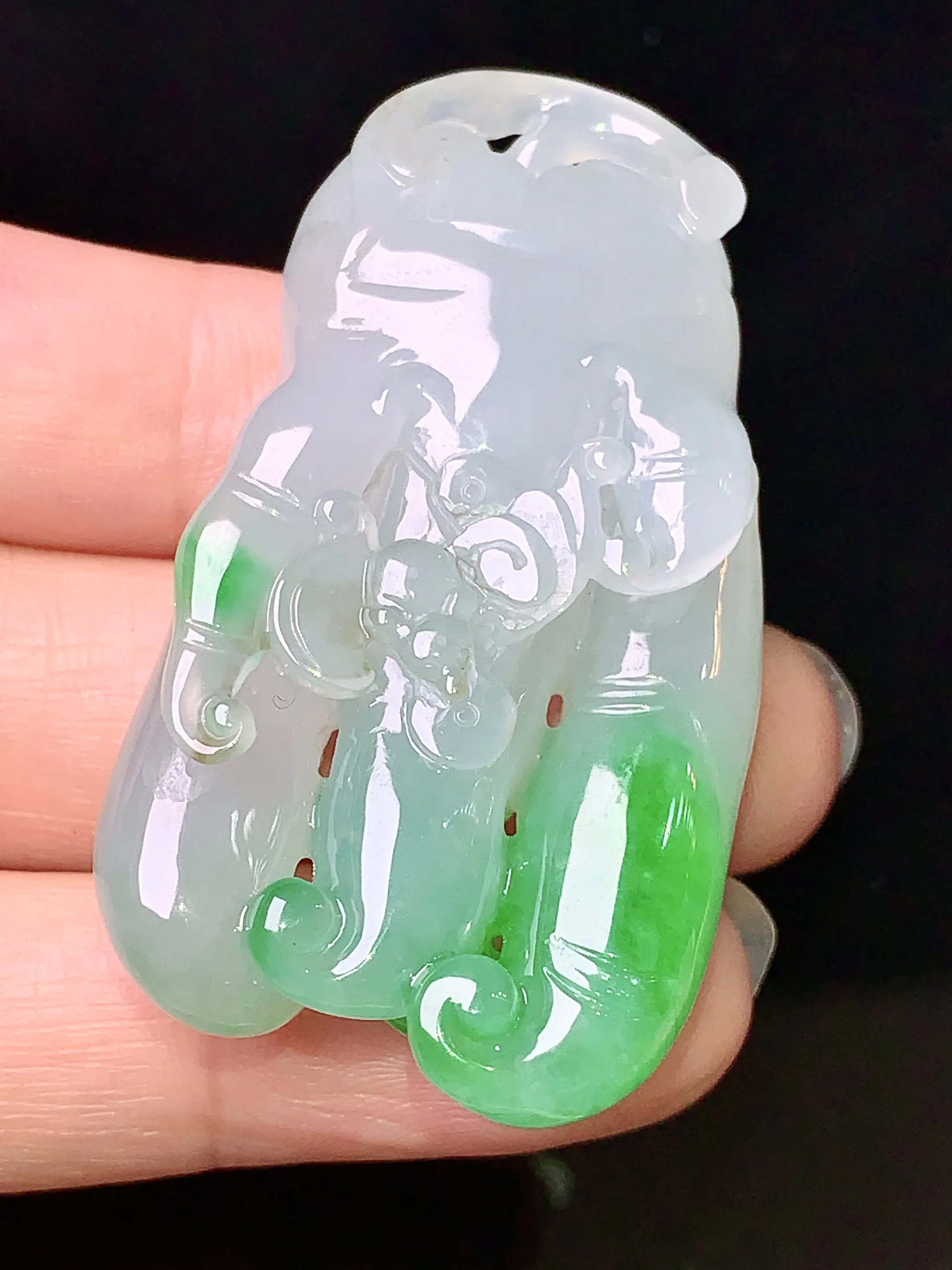 飘绿佛手瓜吊坠 玉质细腻 色泽艳丽 整体尺寸50.2*28*11.8