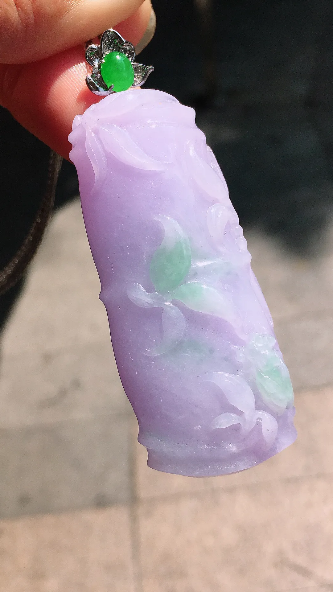 紫罗兰春彩【节节高升】吊坠，色泽艳丽，玉质细腻，饱满圆润，尽显优雅气质，18k
金豪华镶嵌