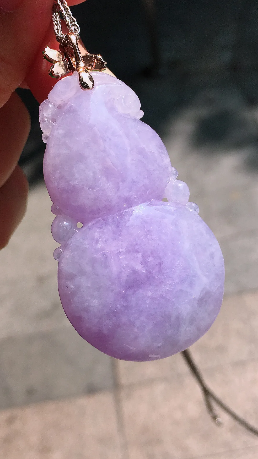 紫罗兰葫芦吊坠，色泽均匀艳丽，玉质细腻，饱满圆润，尽显优雅气质，18k
金豪华镶嵌