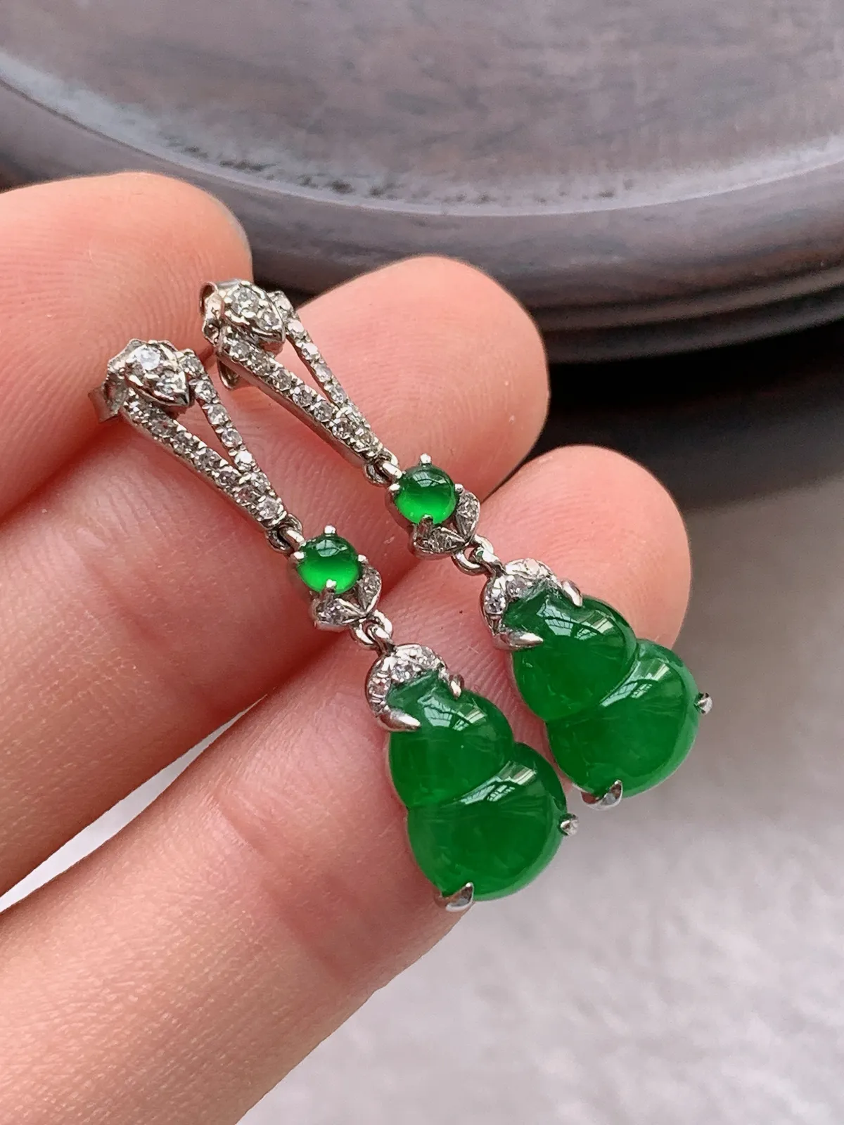 翡翠a货18k金冰种满绿葫芦耳钉，尺寸9.9-7-3.8，重量:2.73g