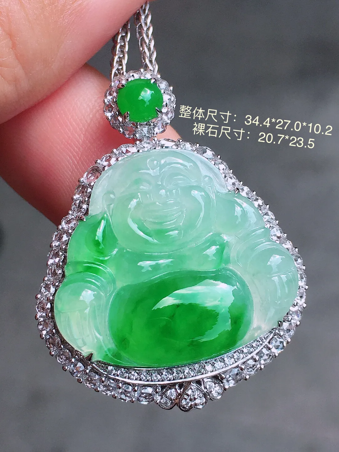 飘绿佛公吊坠，色泽艳丽，玉质细腻，荧光感超
强，饱满圆润，尽显优雅气质，18k
金豪华镶嵌