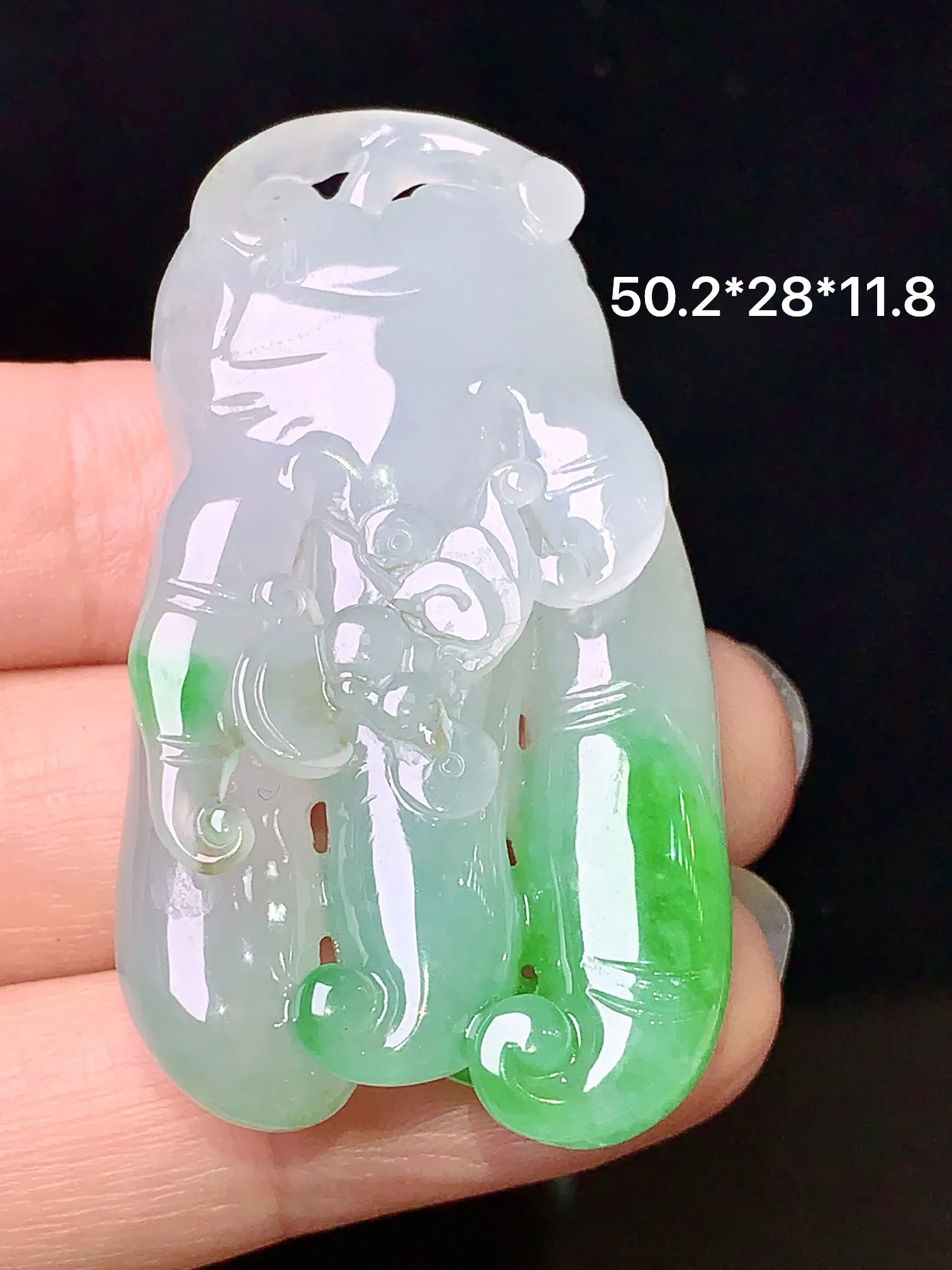 飘绿佛手瓜吊坠 玉质细腻 色泽艳丽 整体尺寸50.2*28*11.8
