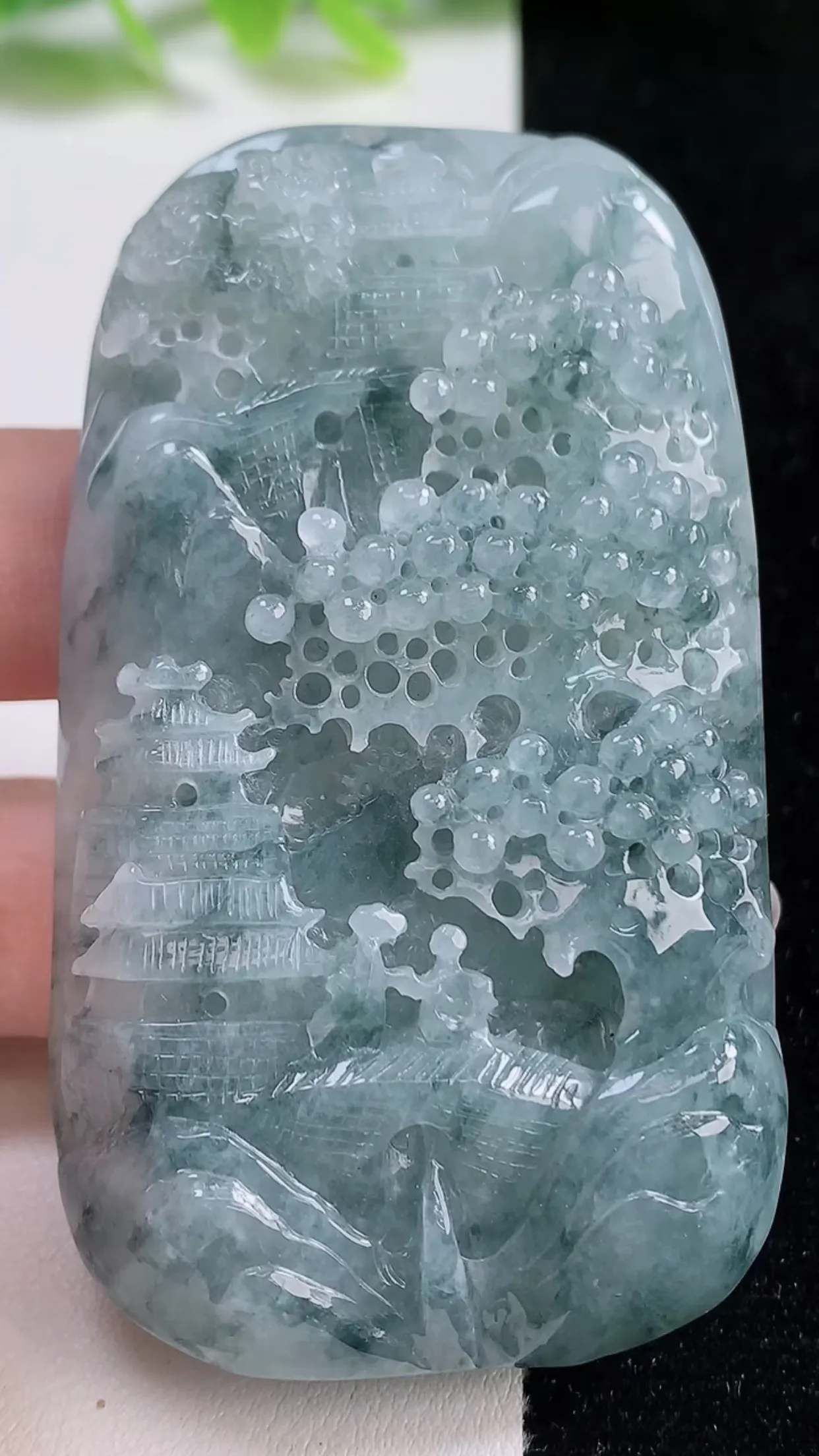 缅甸天然翡翠a货 老坑料起胶冰润 飘花意境山水牌吊坠，尺寸72-42-12.7mm  y  82.56