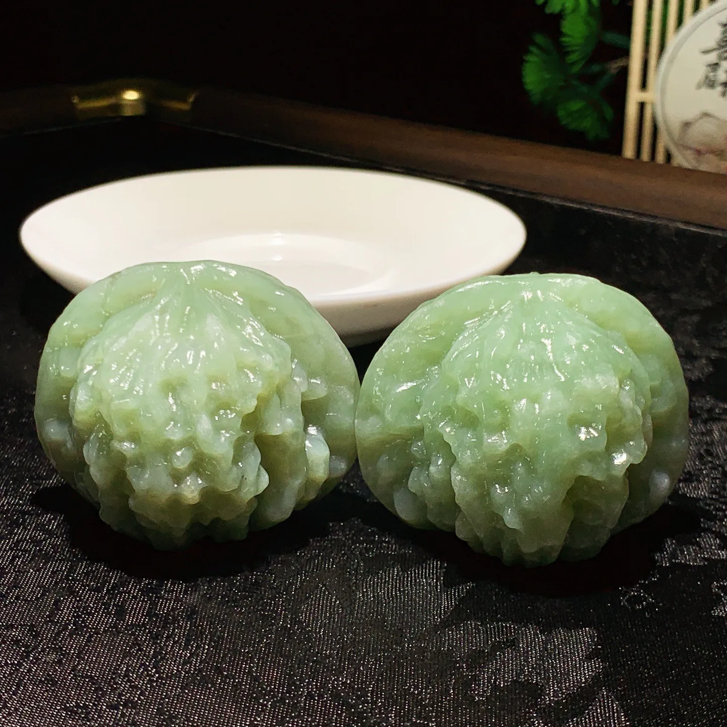 新疆且末蓝核桃把件。单个尺寸47.6/44.6/39.6总重200克 玉质细腻油润 底色纯净 脂粉好