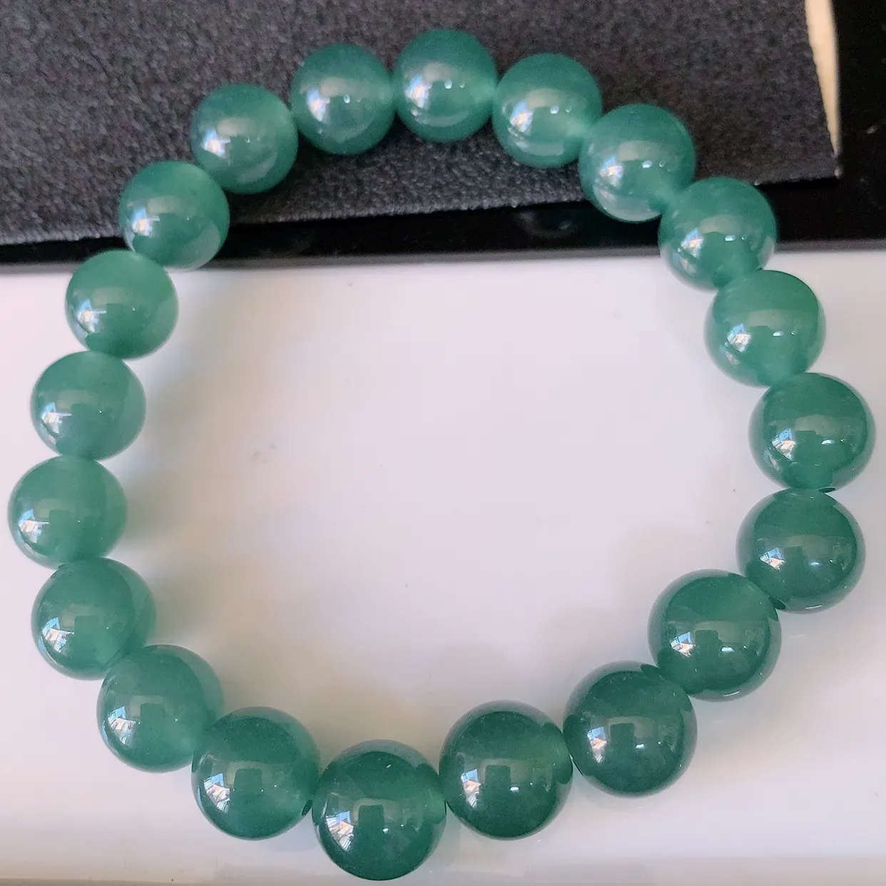 自然光实拍，冰种满色圆珠翡翠手串，水润秀气，料子细腻，清爽，高档大气，自戴送礼佳品！#001.1取一尺寸10mm