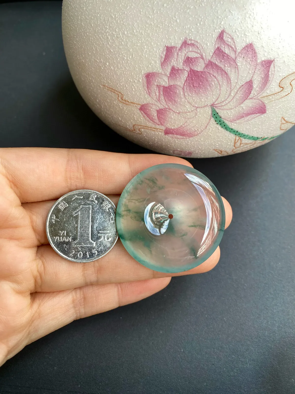 行家货老坑冰种飘蓝花大平安扣，缅甸正场口老坑料，尺寸37.2x8.1mm，种老到没朋友，冰莹透亮莹光十足，正宗蓝花灵动飘逸，自然光随手拍，上身效果高端大气上档次，收藏级别行家货