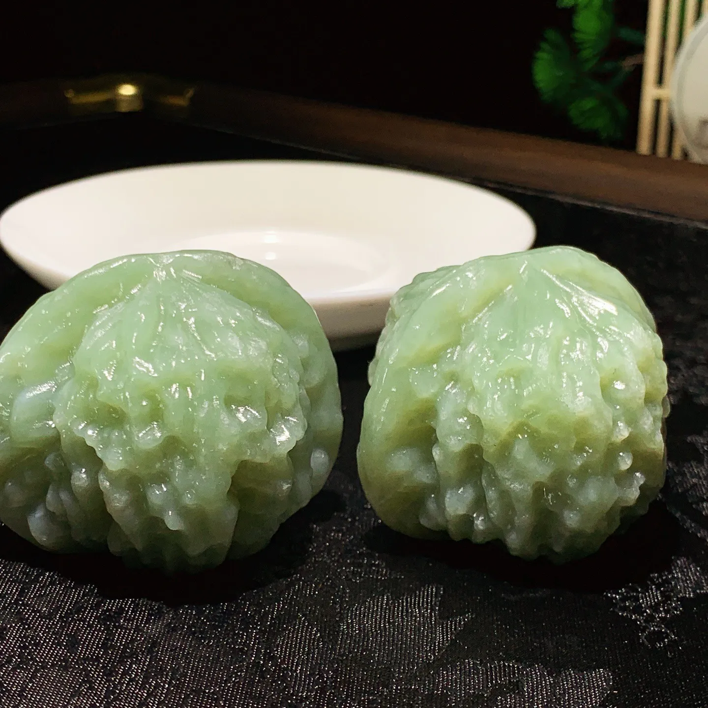 新疆且末蓝核桃把件。单个尺寸47.6/44.6/39.6总重200克 玉质细腻油润 底色纯净 脂粉好，品质好。lt251003