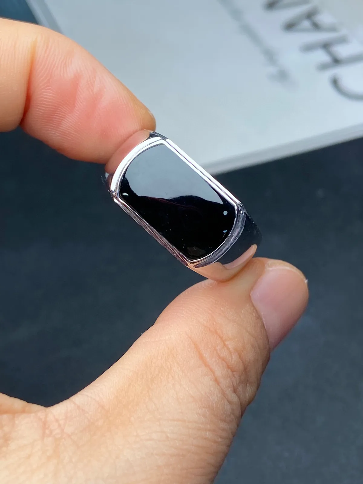 【墨翠戒指】
 s925银镶嵌 黑度好 灯打通透  品相饱满大气 尺寸16.5