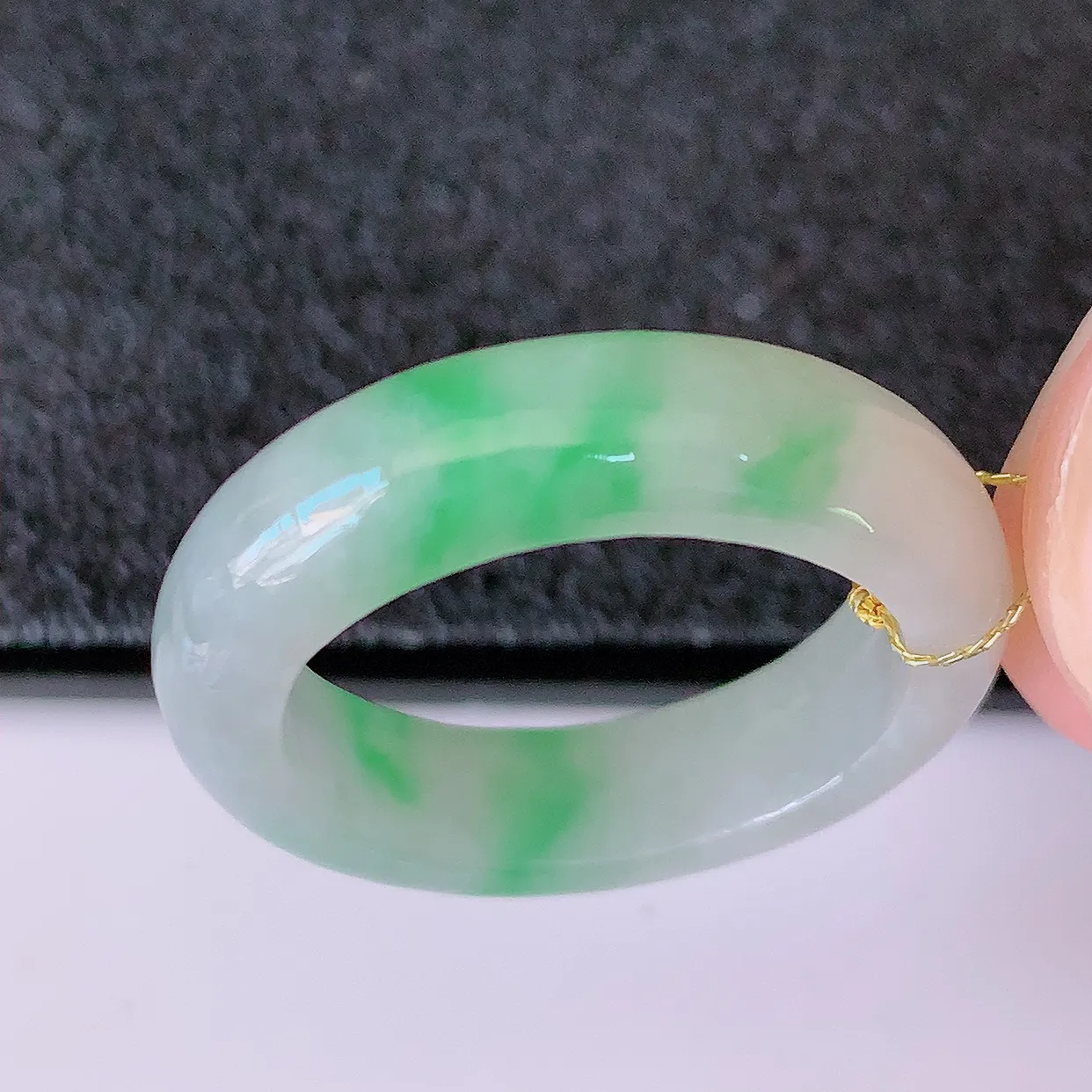自然光实拍，18.2mm内径冰飘绿翡翠指环，玉戒指，玉质莹润，好精美好冰润的指环，17圈口，上手纤巧！#00.3尺寸18.2*5.5*3.6