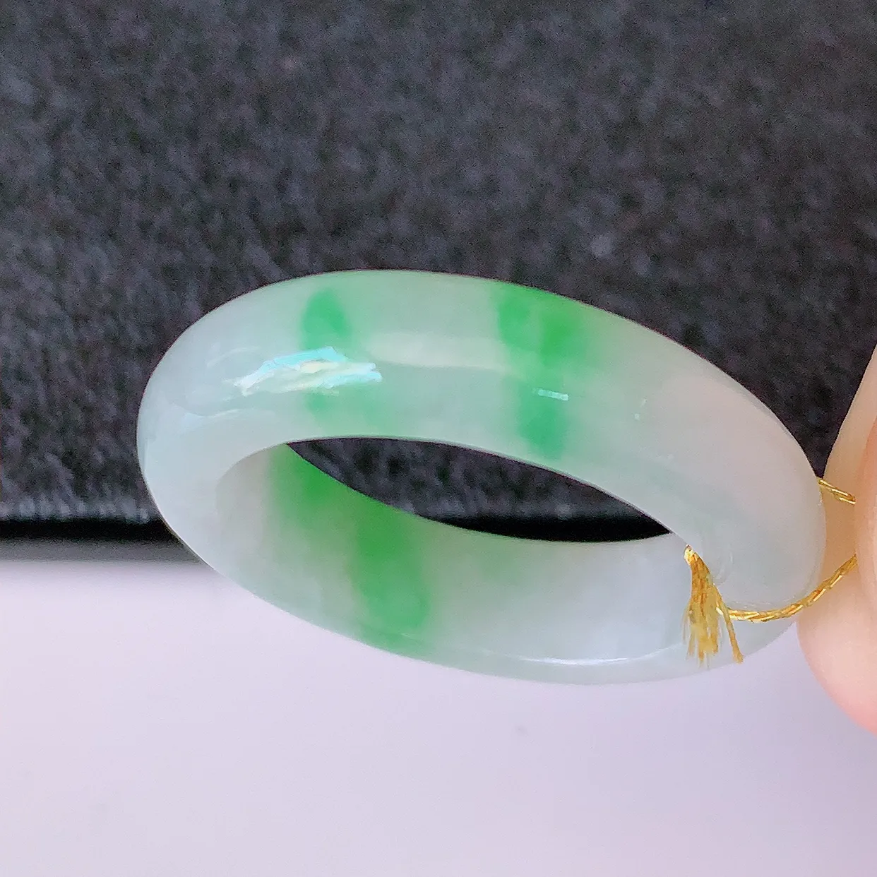 自然光实拍，18.2mm内径冰飘绿翡翠指环，玉戒指，玉质莹润，好精美好冰润的指环，17圈口，上手纤巧！#00.3尺寸18.2*5.5*3.6