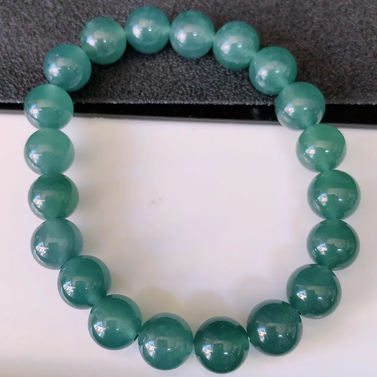 自然光实拍，冰种满色圆珠翡翠手串，水润秀气，料子细腻，清爽，高档大气，自戴送礼佳品！#001.1取一