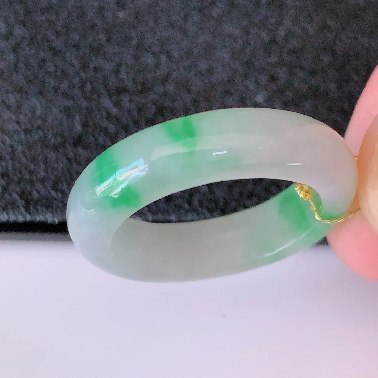 自然光实拍，18.2mm内径冰飘绿翡翠指环，玉戒指，玉质莹润，好精美好冰润的指环，17圈口，上手纤巧