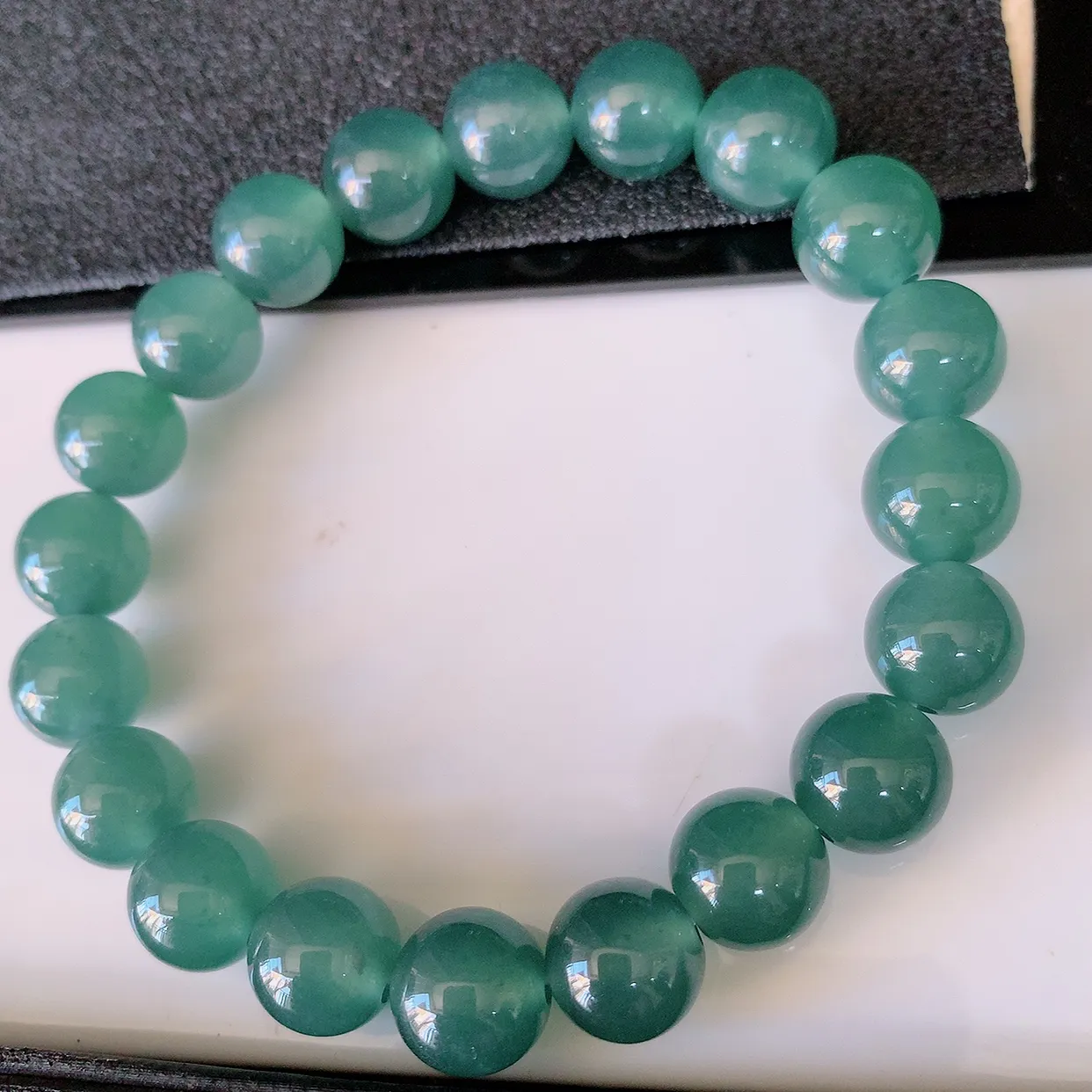 自然光实拍，冰种满色圆珠翡翠手串，水润秀气，料子细腻，清爽，高档大气，自戴送礼佳品！#001.1取一尺寸10mm