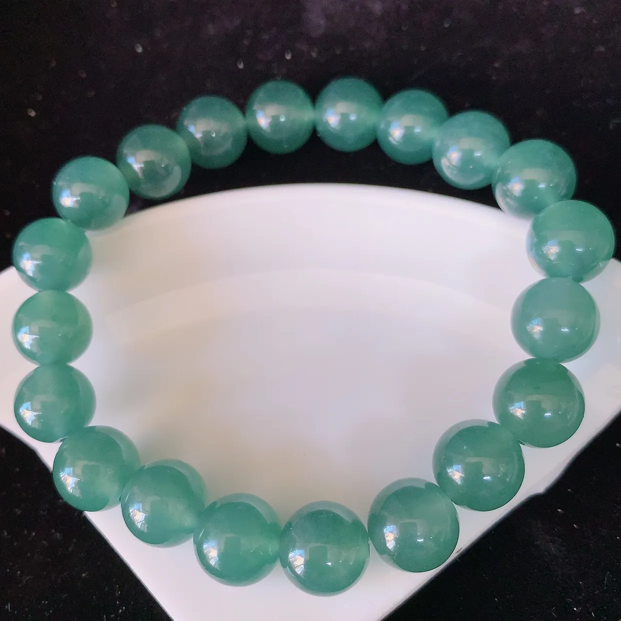 自然光实拍，冰种圆珠翡翠手串，水润秀气，料子细腻，清爽，高档大气，自戴送礼佳品！#001.1取一尺寸10mm