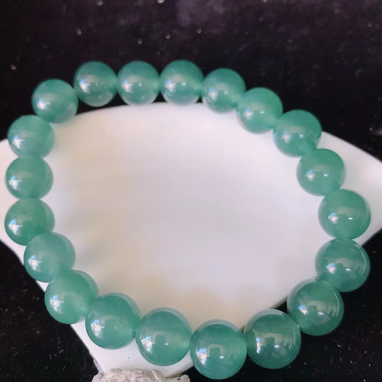 自然光实拍，冰种圆珠翡翠手串，水润秀气，料子细腻，清爽，高档大气，自戴送礼佳品！#001.1取一尺寸10mm