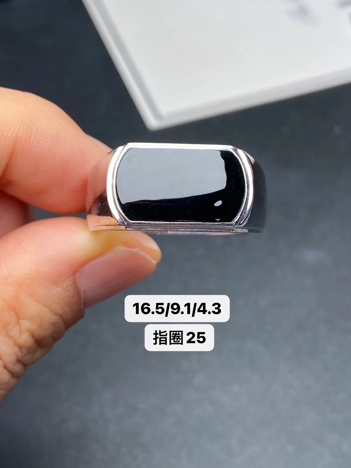 【墨翠戒指】
 s925银镶嵌 黑度好 灯打通透  品相饱满大气 尺寸16.5