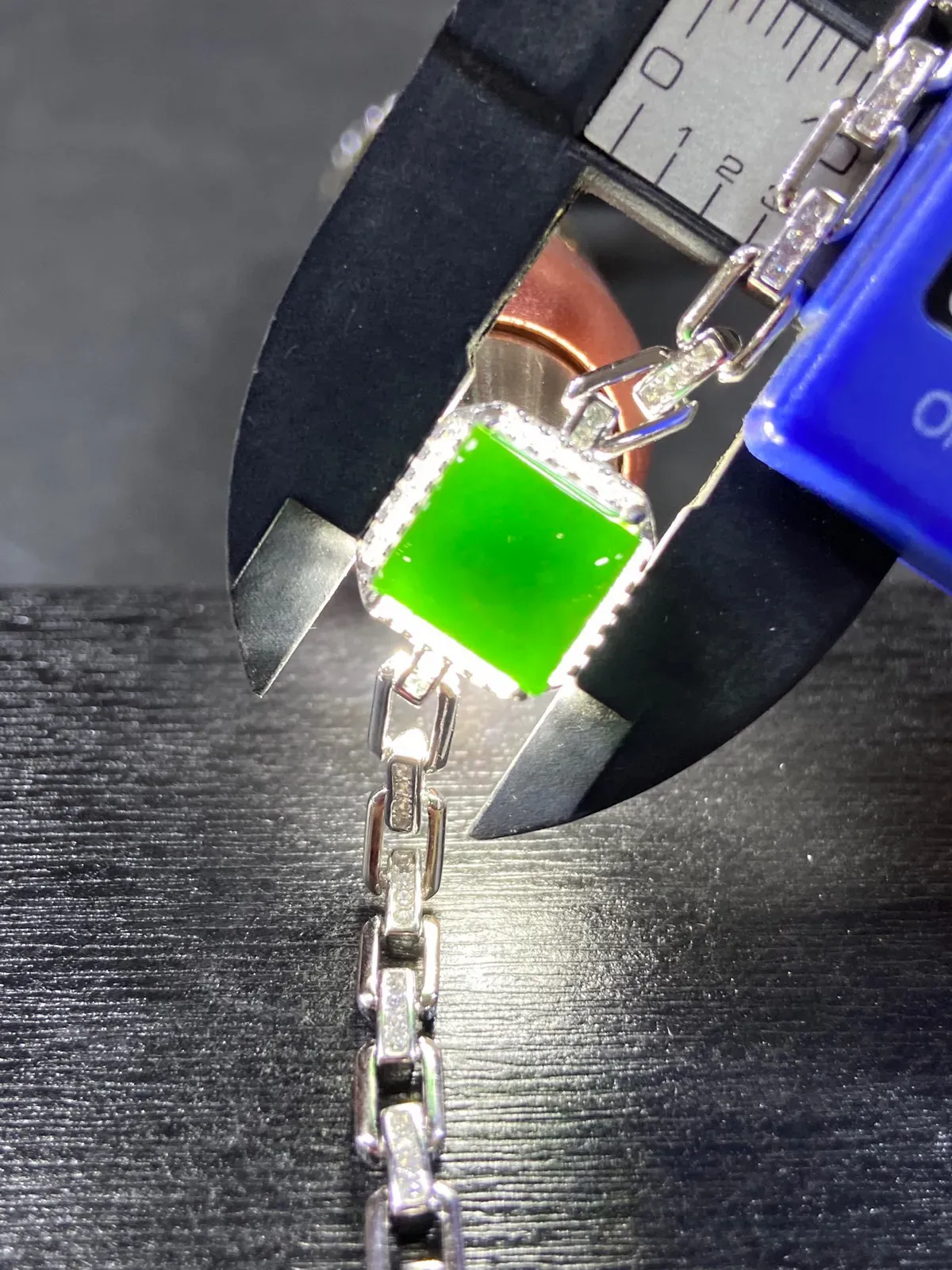 【墨翠手链】
S925银镶嵌 黑度好 灯打通透  品相饱满大气 尺寸8.8