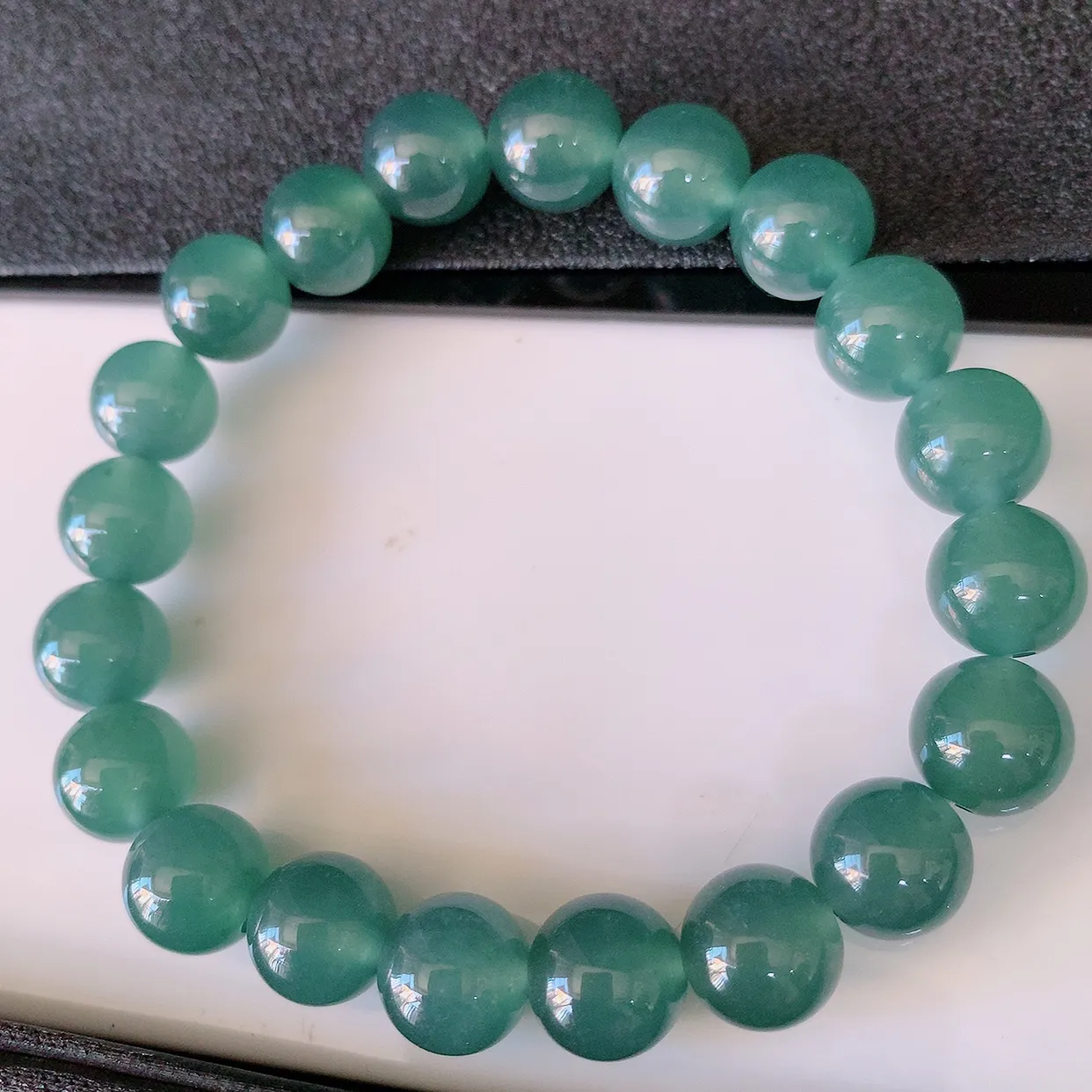 自然光实拍，冰种满色圆珠翡翠手串，水润秀气，料子细腻，清爽，高档大气，自戴送礼佳品！#001.1取一尺寸10mm