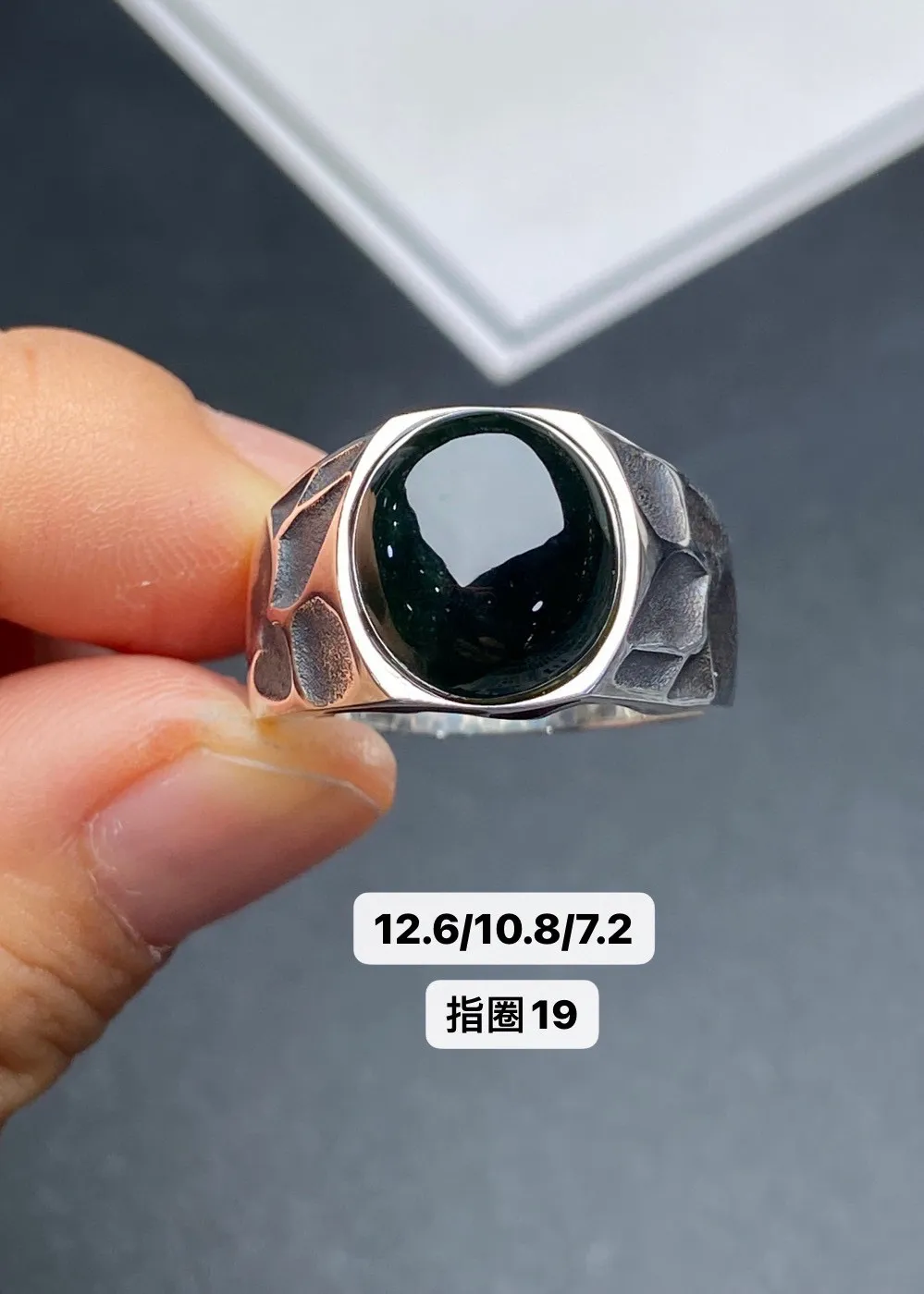 【墨翠戒指】
s925银镶嵌  黑度好 灯打通透  品相饱满大气 尺寸12.6