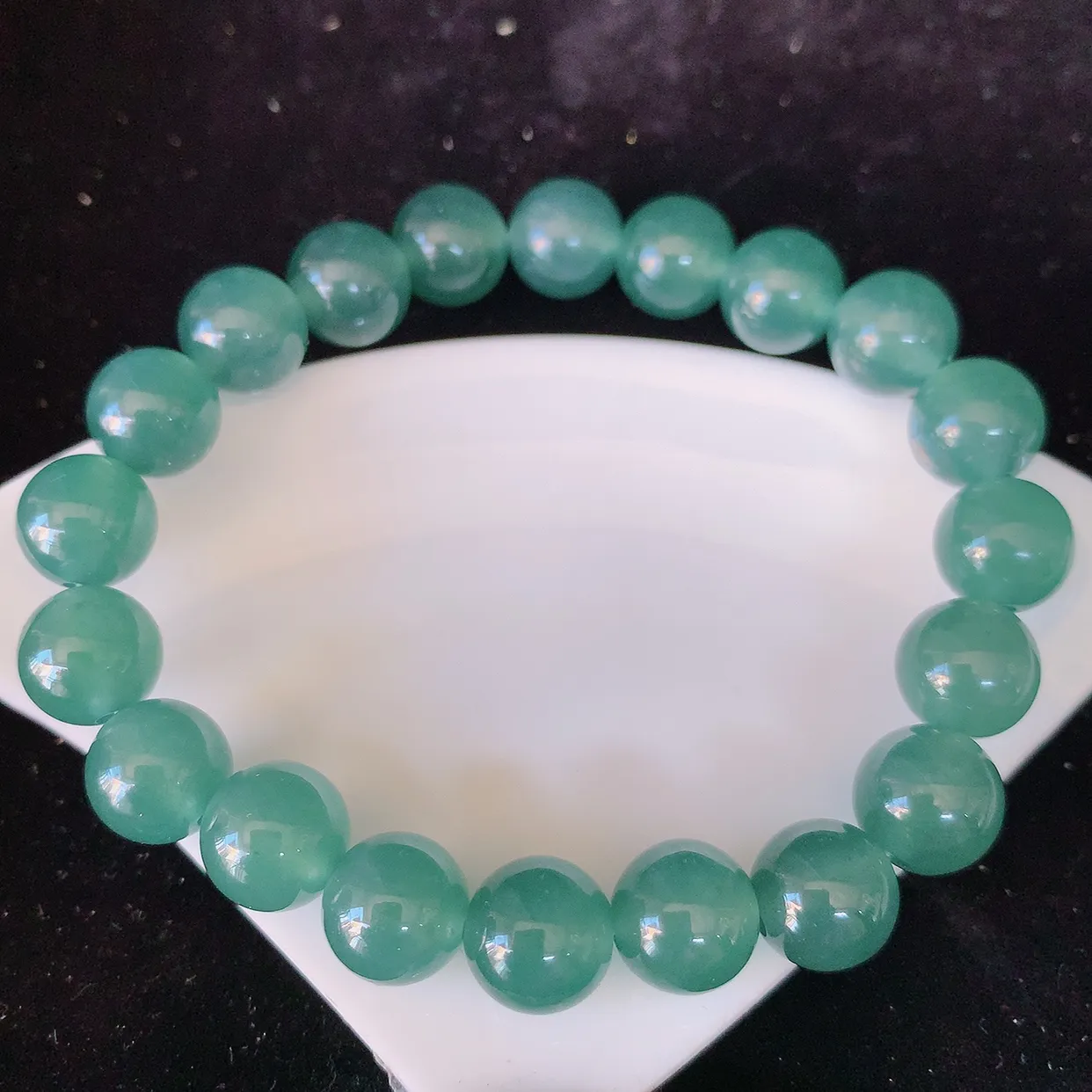 自然光实拍，冰种圆珠翡翠手串，水润秀气，料子细腻，清爽，高档大气，自戴送礼佳品！#001.1取一尺寸10mm