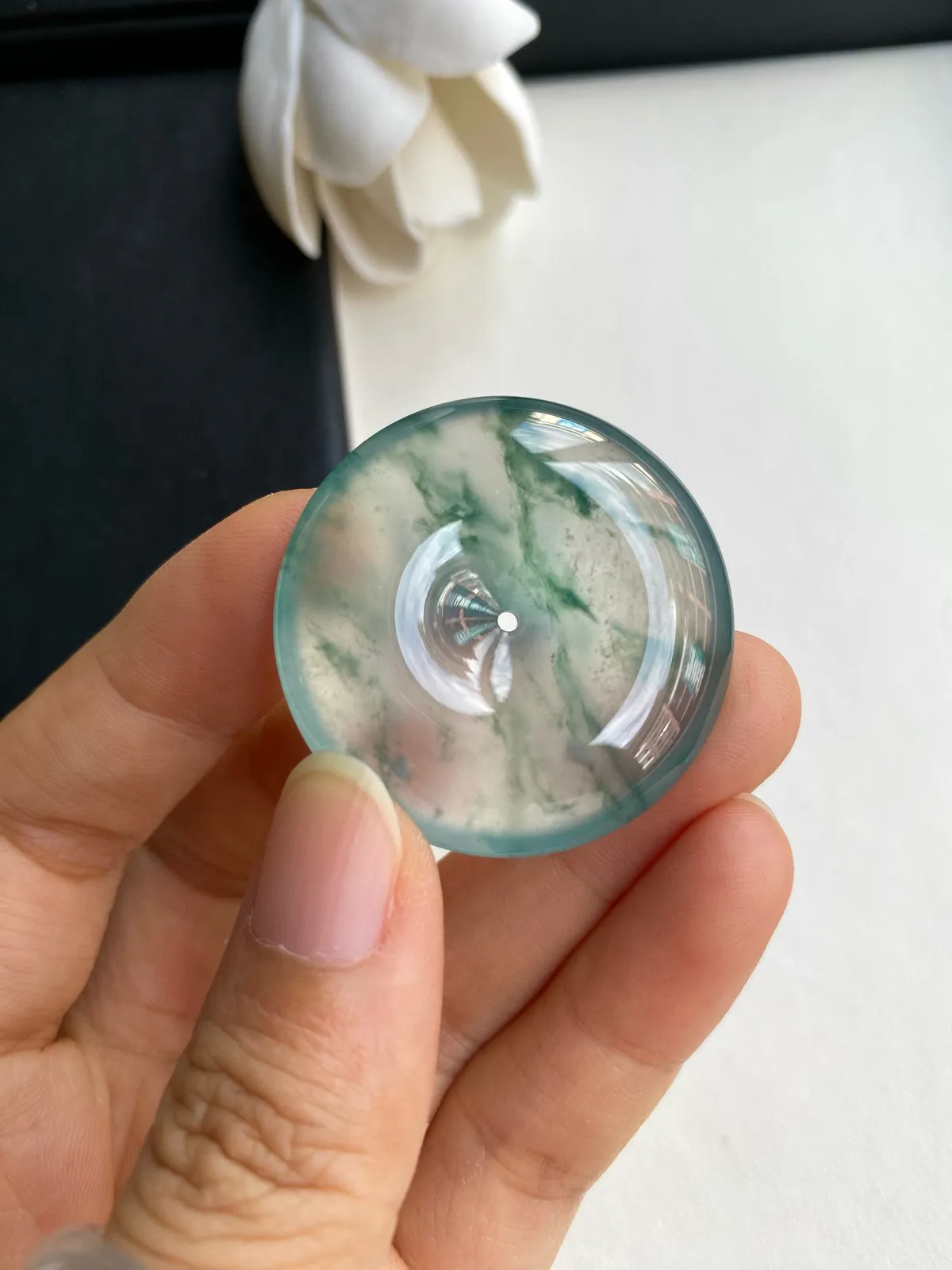 行家货老坑冰种飘蓝花大平安扣，缅甸正场口老坑料，尺寸37.2x8.1mm，种老到没朋友，冰莹透亮莹光十足，正宗蓝花灵动飘逸，自然光随手拍，上身效果高端大气上档次，收藏级别行家货