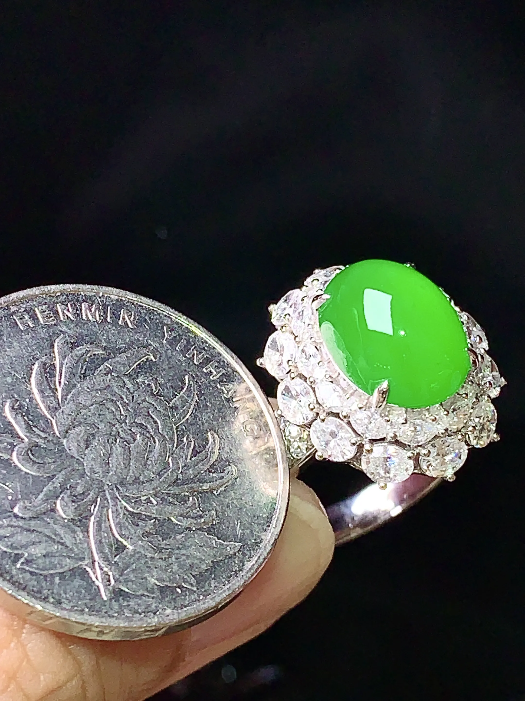 18k金钻镶嵌满绿蛋面戒指 玉质细腻 色泽艳丽  圈口15 整体尺寸 18*16.2*12.5