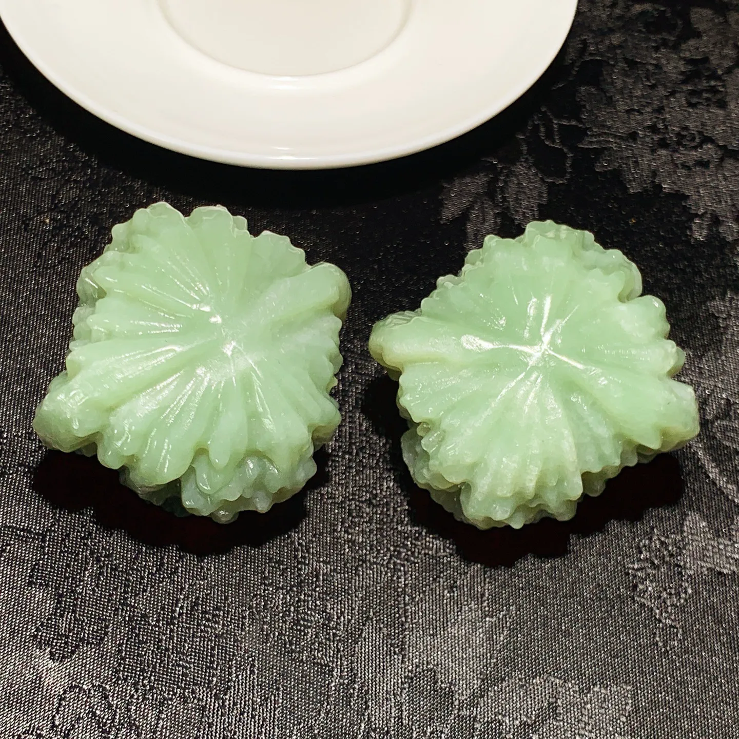 新疆且末蓝核桃把件。单个尺寸47.6/44.6/39.6总重200克 玉质细腻油润 底色纯净 脂粉好，品质好。lt251003